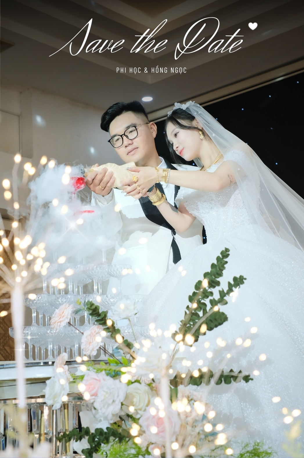 cô dâu chú rể rót rượu tình yêu