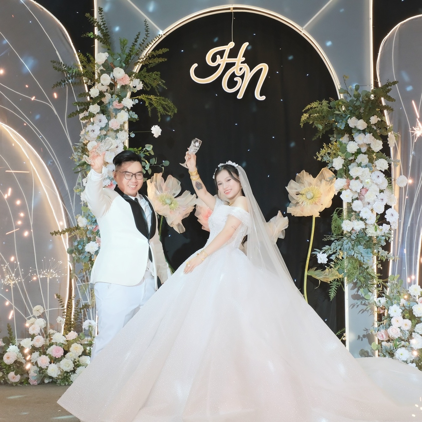 cô dâu chú rể uống rượu giao bôi 2