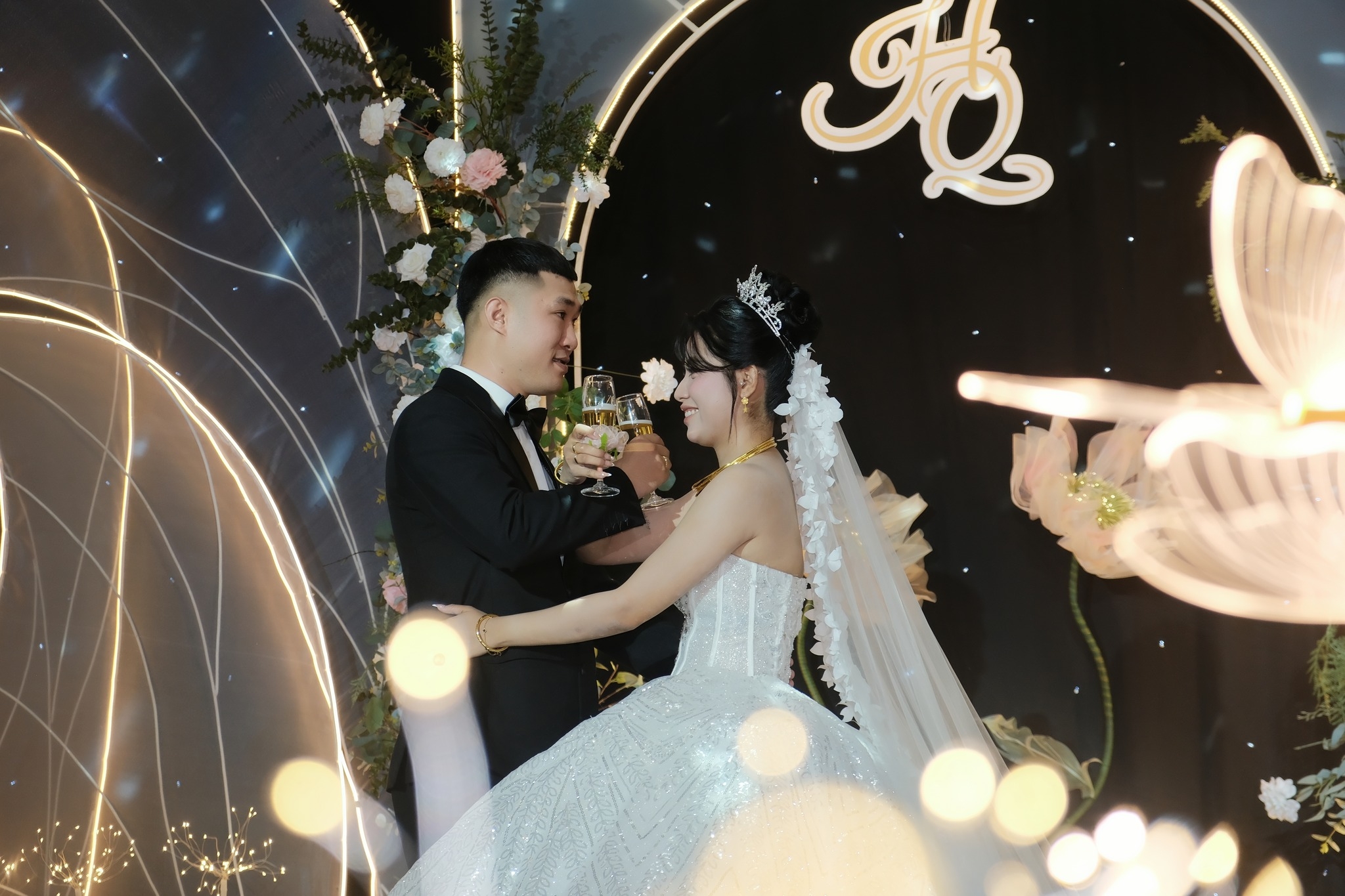 khoảnh khắc giao bôi của cô dâu chú rể