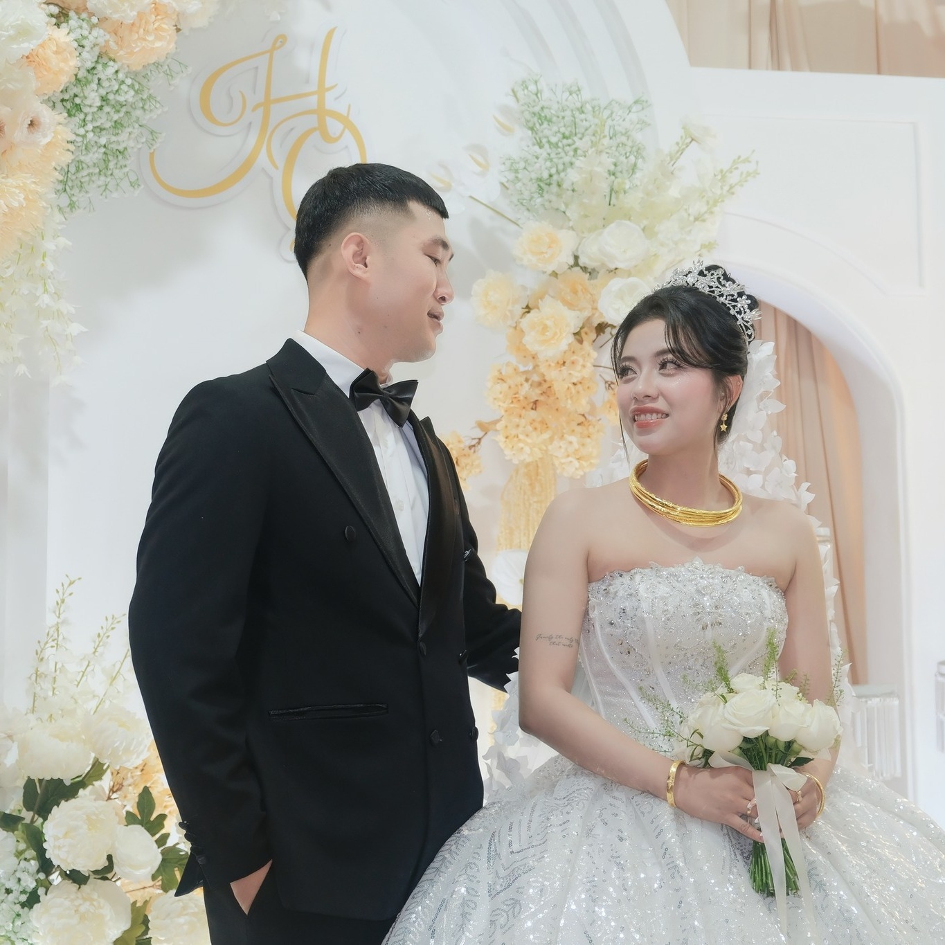 cô dâu thảo quyên và chú rể minh hiếu hạnh phúc bên nhau