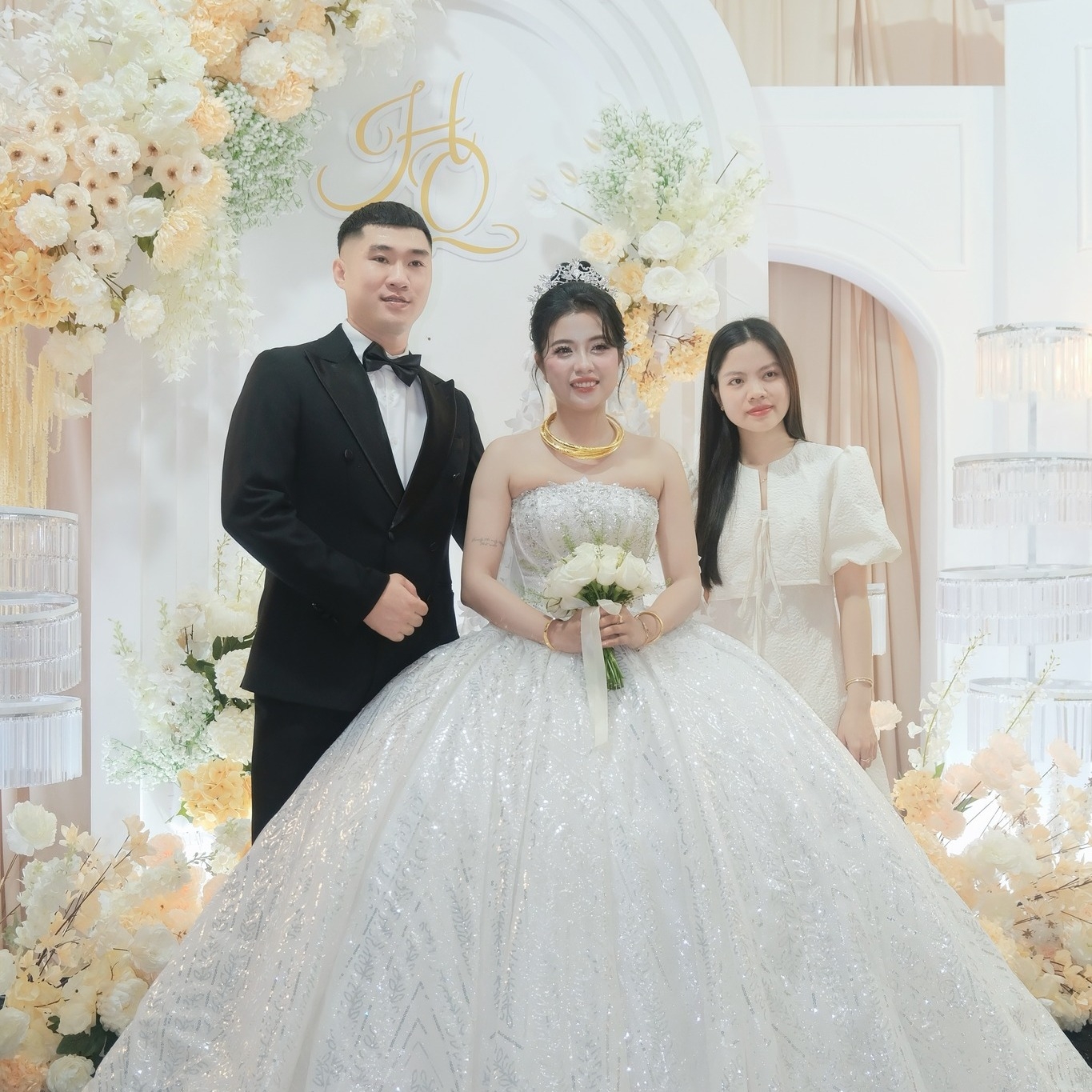 cô dâu chú rể chụp ảnh cùng bạn bè