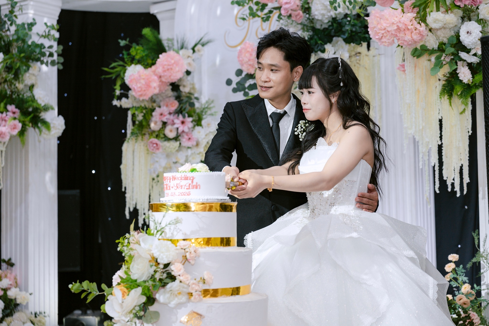 cô dâu chú rể cắt bánh tình yêu