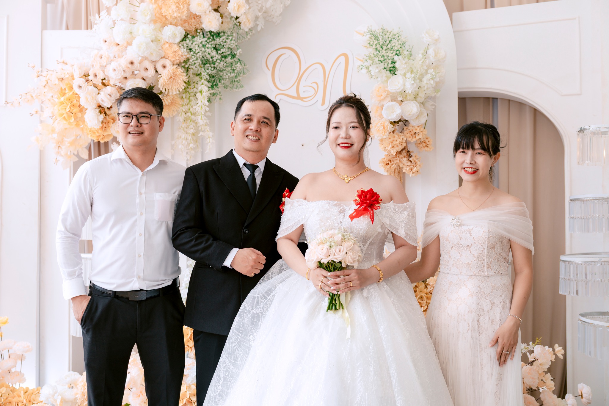 cô dâu chú rể chụp ảnh cùng khách mời 1