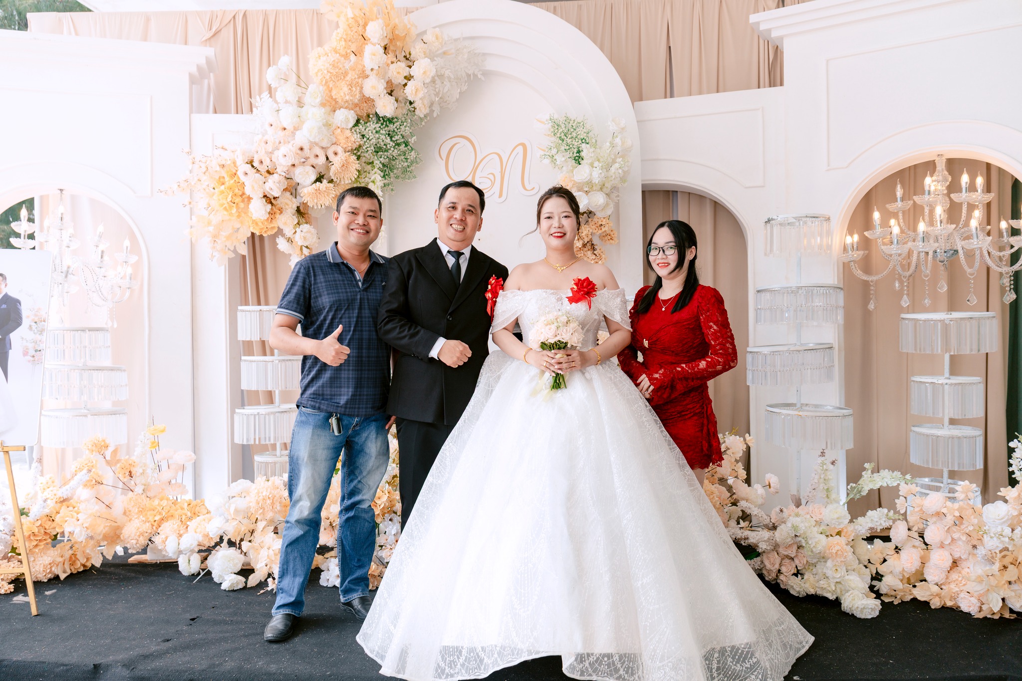 cô dâu chú rể chụp ảnh cùng khách mời 2