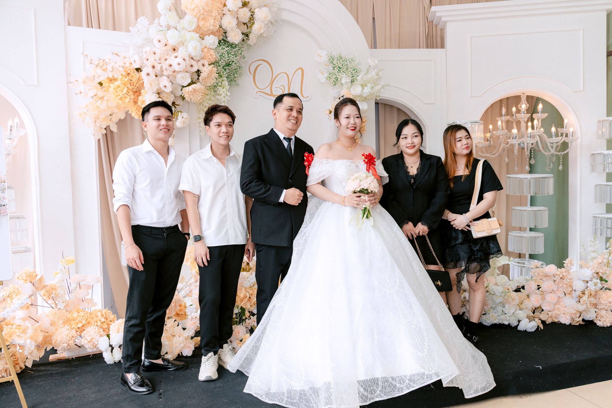 cô dâu chú rể chụp ảnh cùng khách mời 3