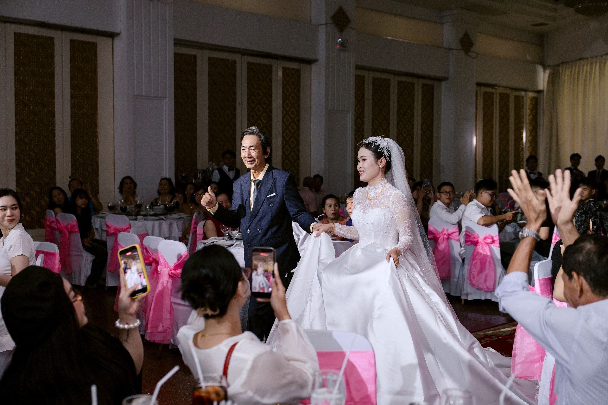 khoảnh khắc cô dâu được ba nắm tay trên lễ đường