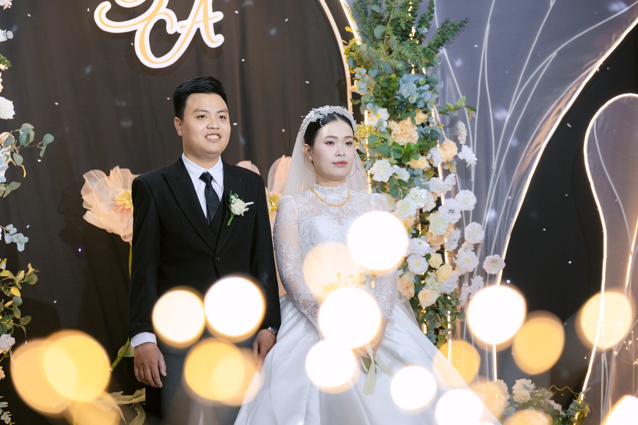 khoảnh khắc cô dâu cùng chú rể trên sân khấu