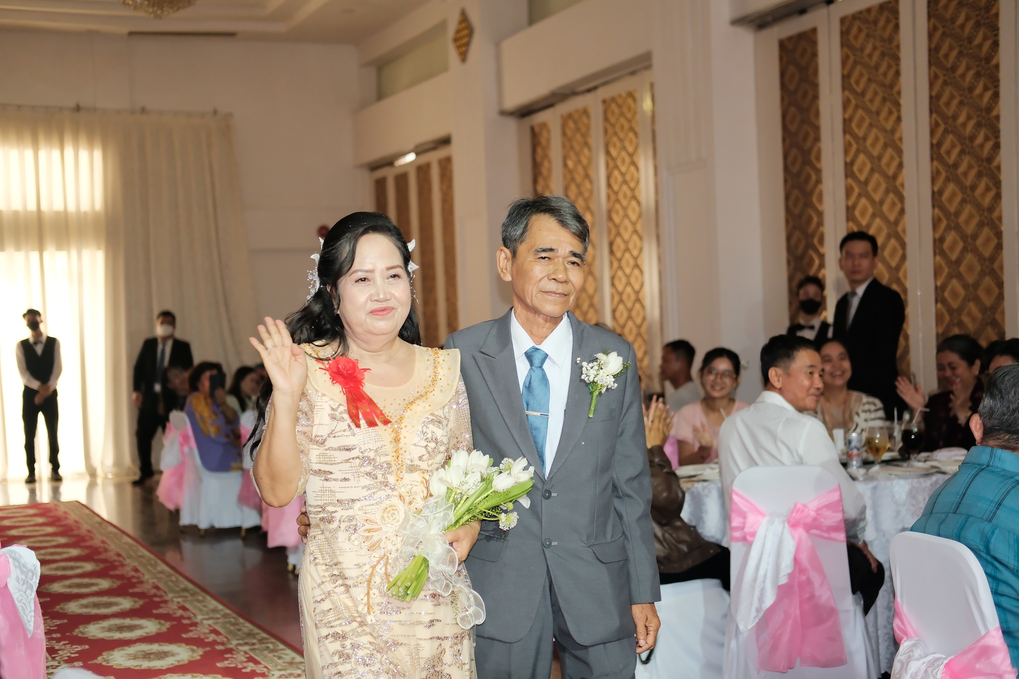 hình ảnh cặp đôi rạng rỡ bên ngày kỉ niệm 40 năm cưới