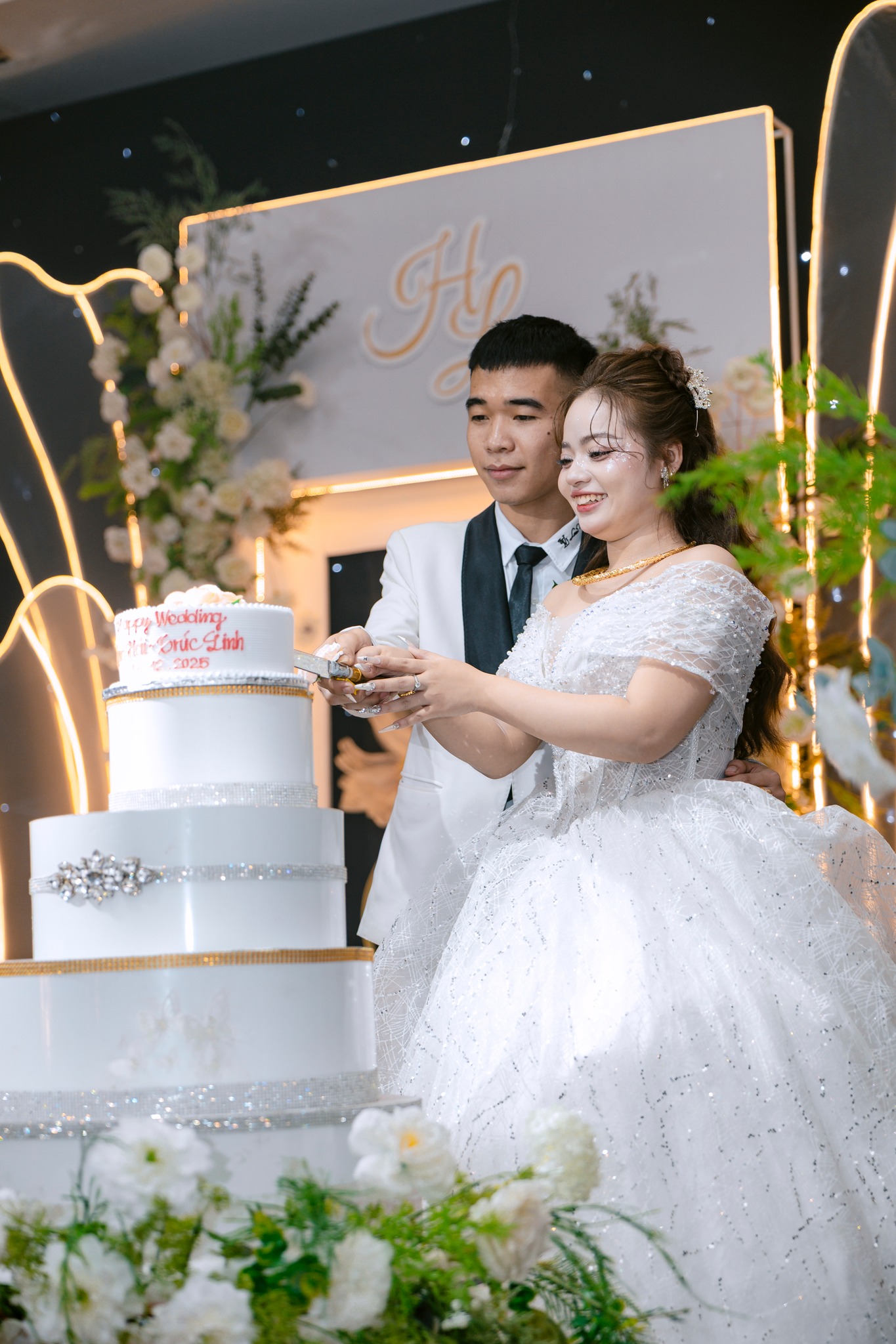 cô dâu chú rể cắt bánh tình yêu