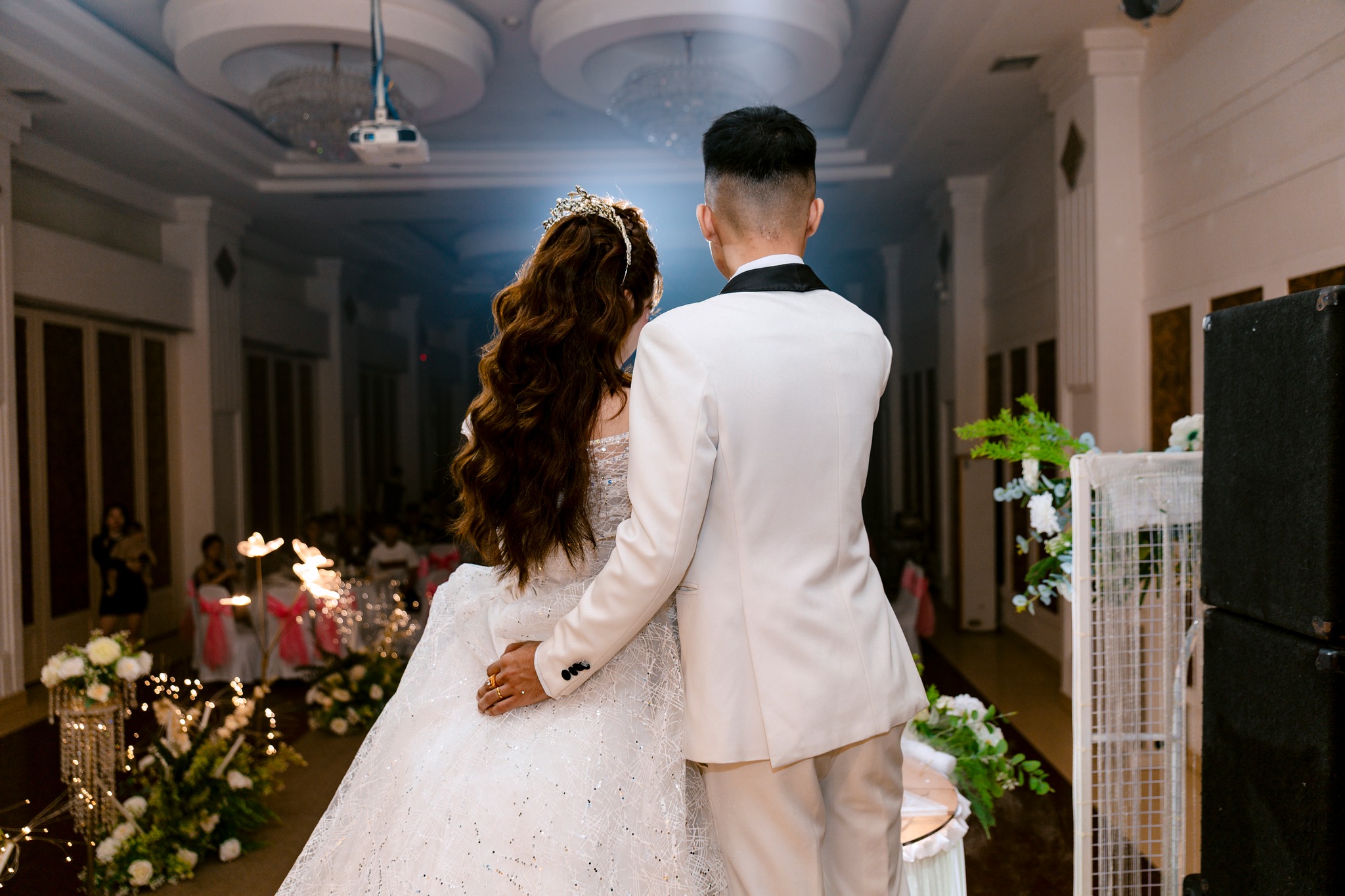 khoảnh khắc phía sau cô dâu chú rể trong nghi thức rót rượu uyên ương