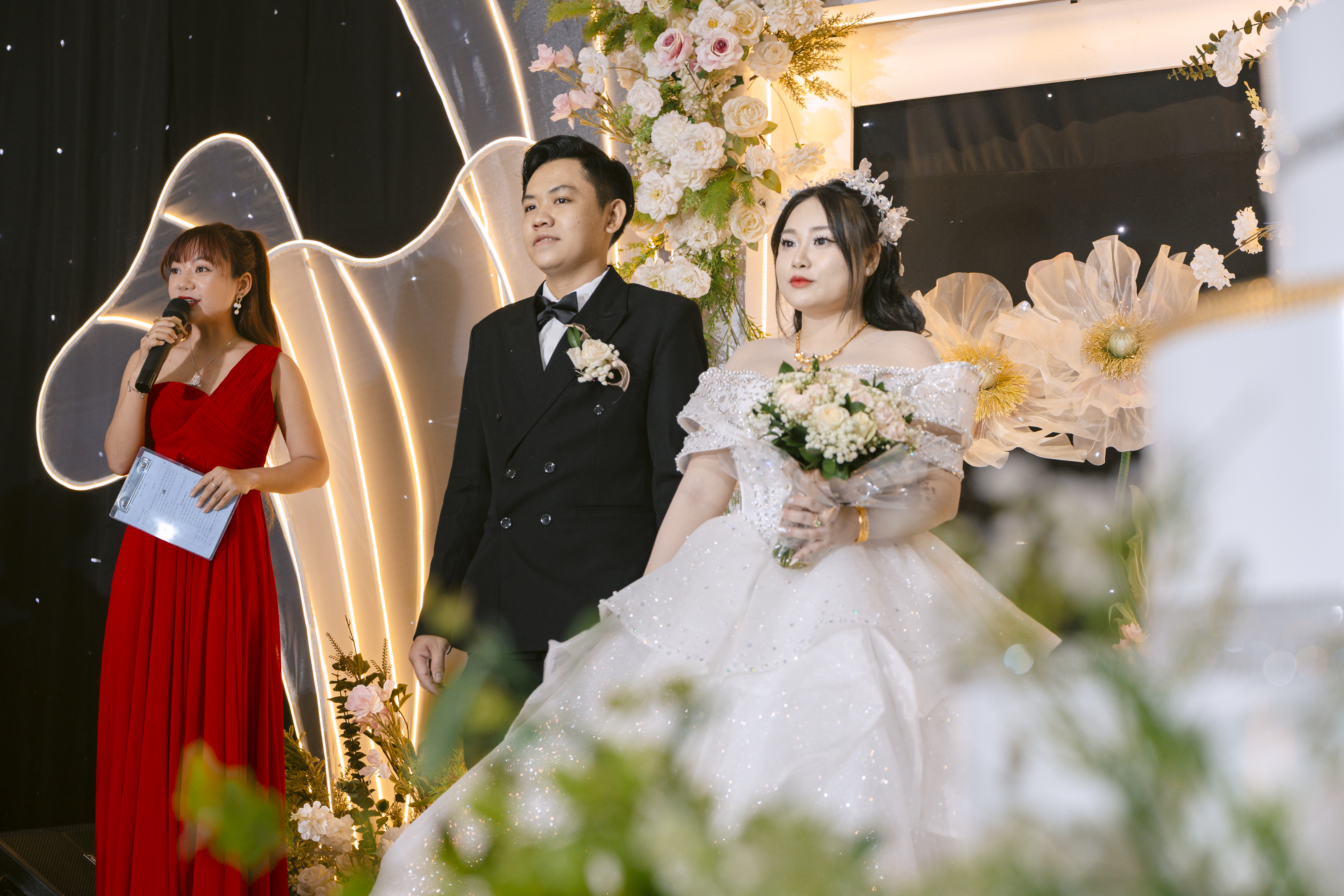 chú rể và cô dâu hạnh phúc trên sân khấu sun palace