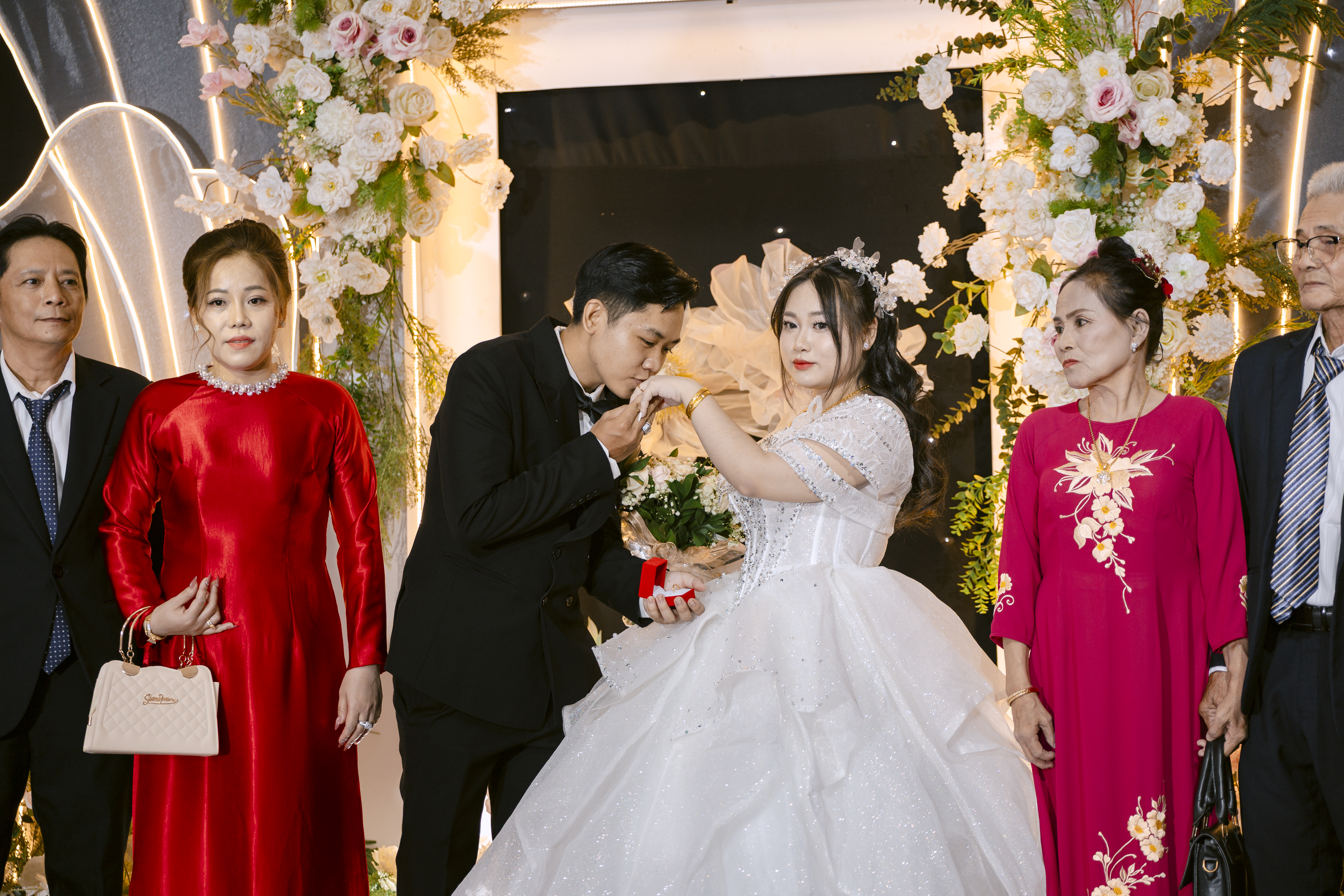 chú rể hôn tay cô dâu