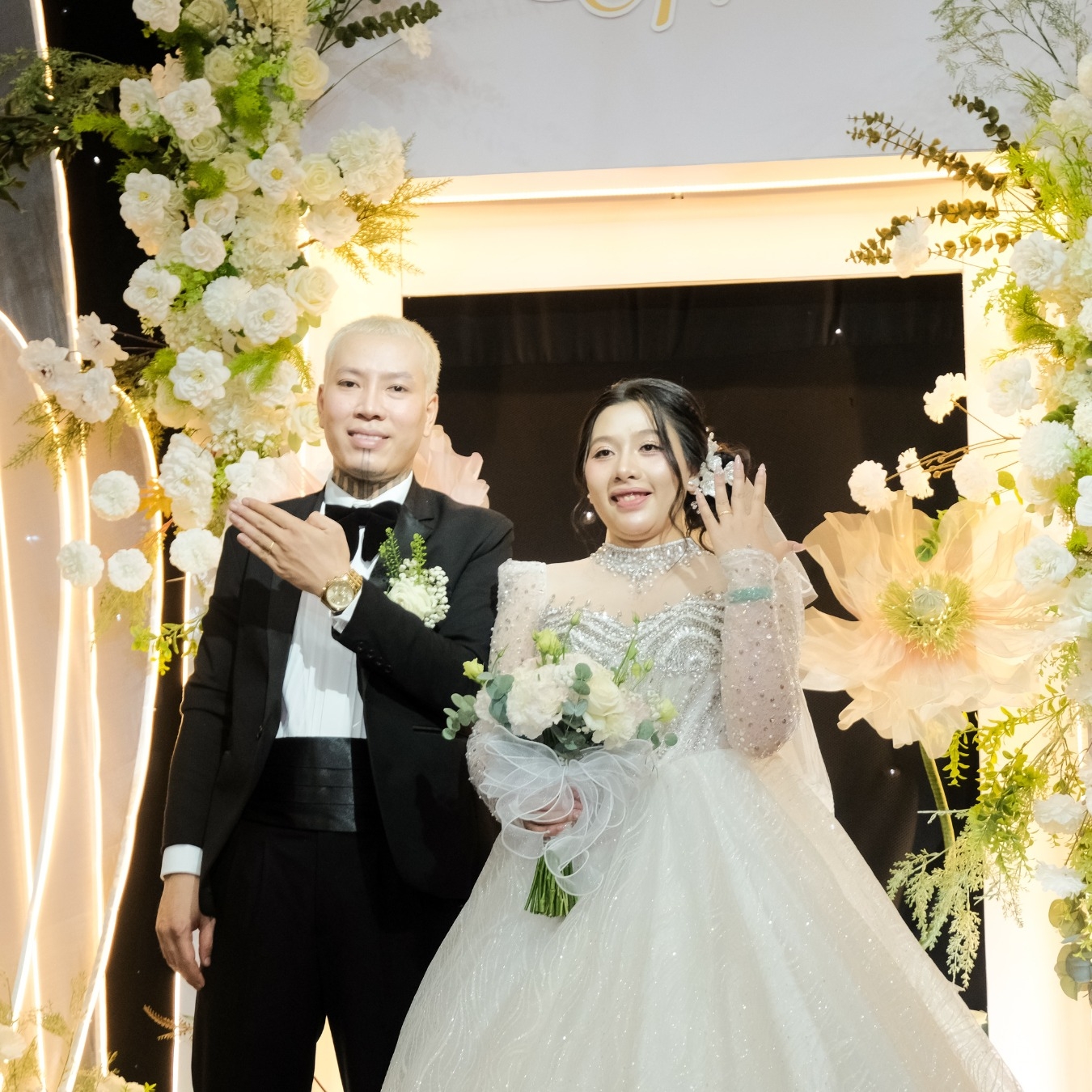 cô dâu chú rể hạnh phúc qua ống kính
