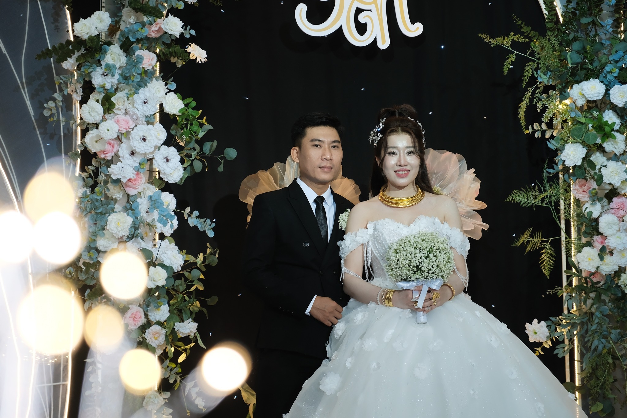 khoảnh khắc cô dâu chú rể trên sân khấu