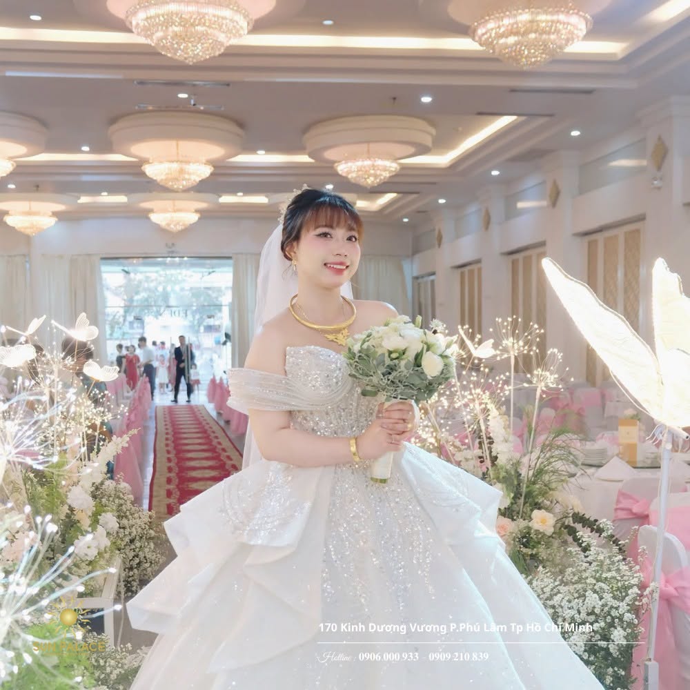 cô dâu rạng rỡ trên lễ đường