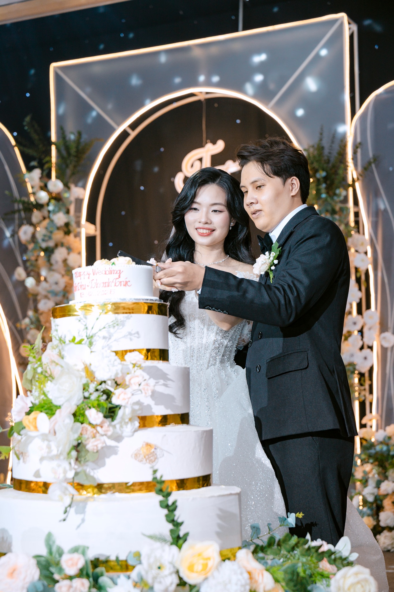 cô dâu chú rể cắt bánh tình yêu