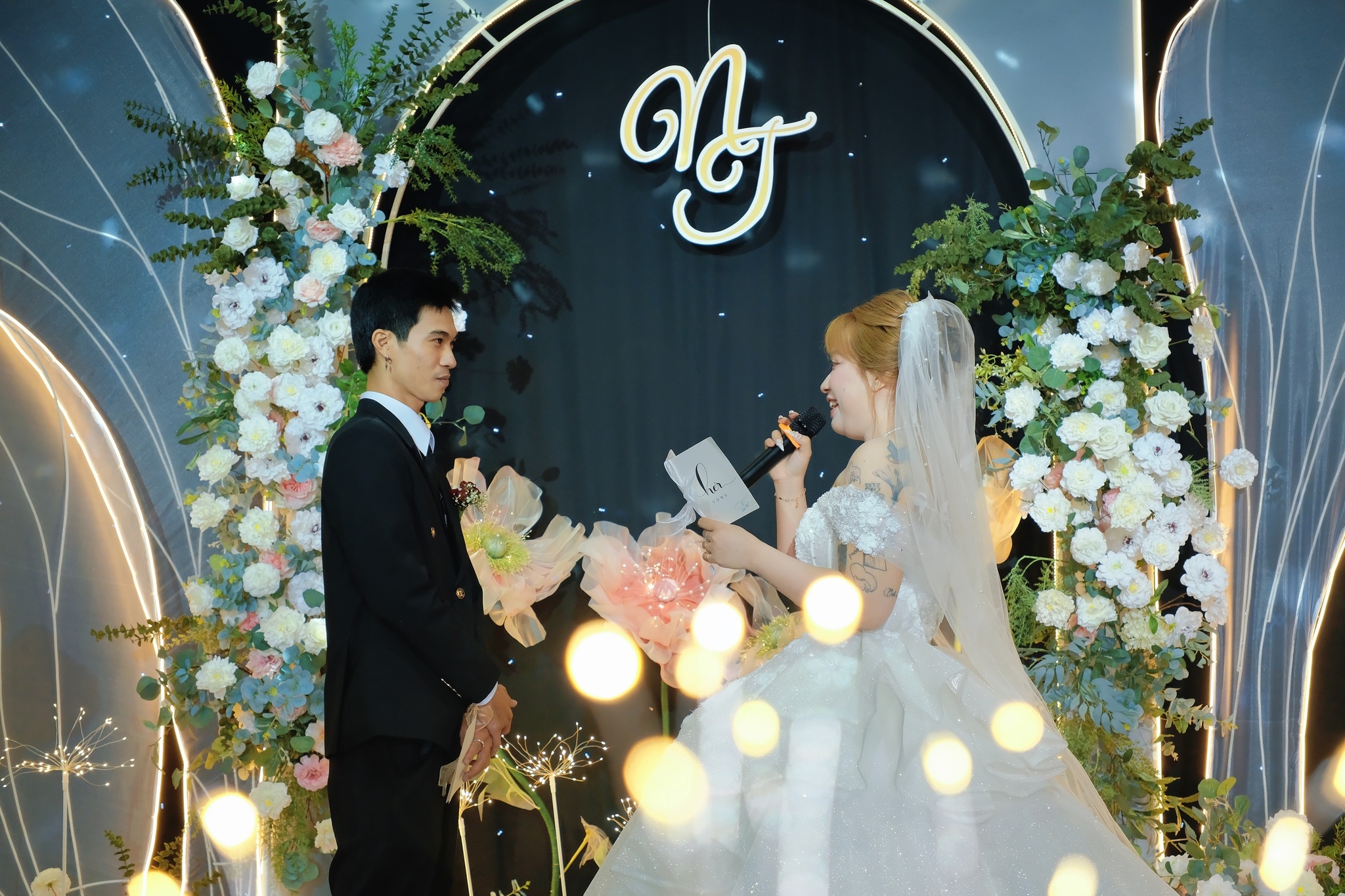 cô dâu chú rể trao nhau những lời ngọt ngào