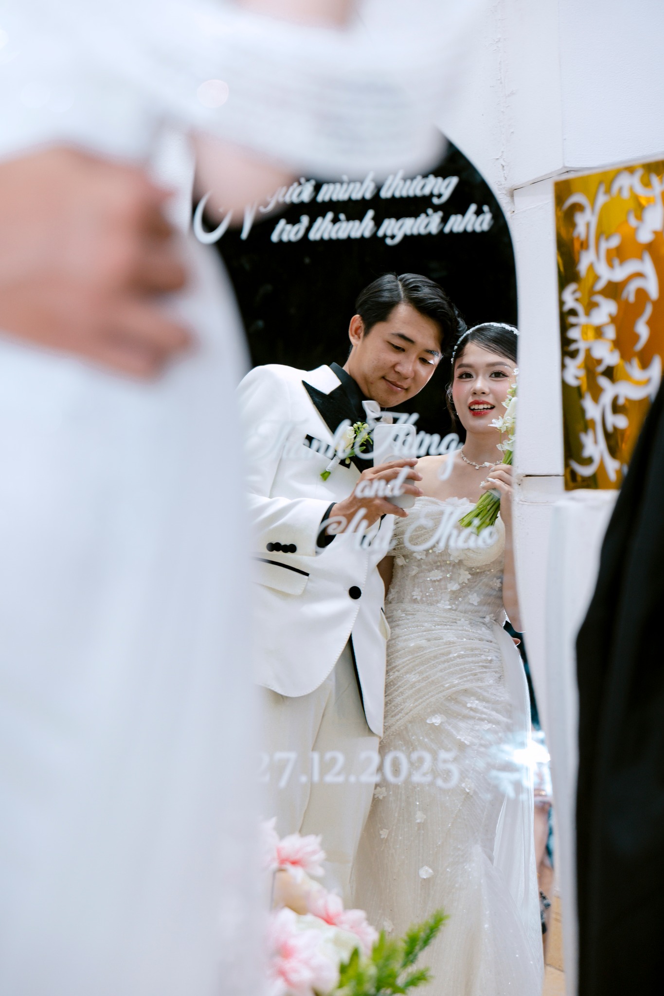 cô dâu chú rể chụp ảnh trước gương