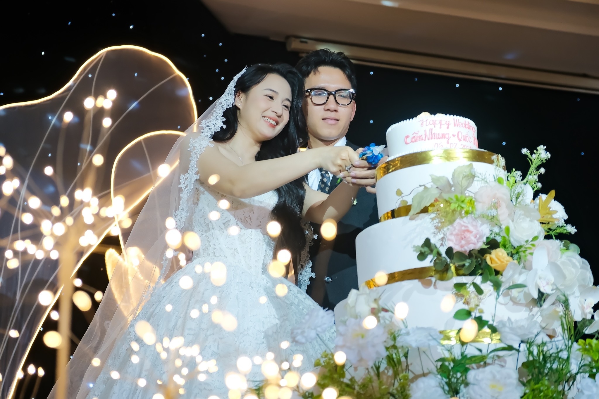 khoảnh khắc cắt bánh tình yêu tại sun palace