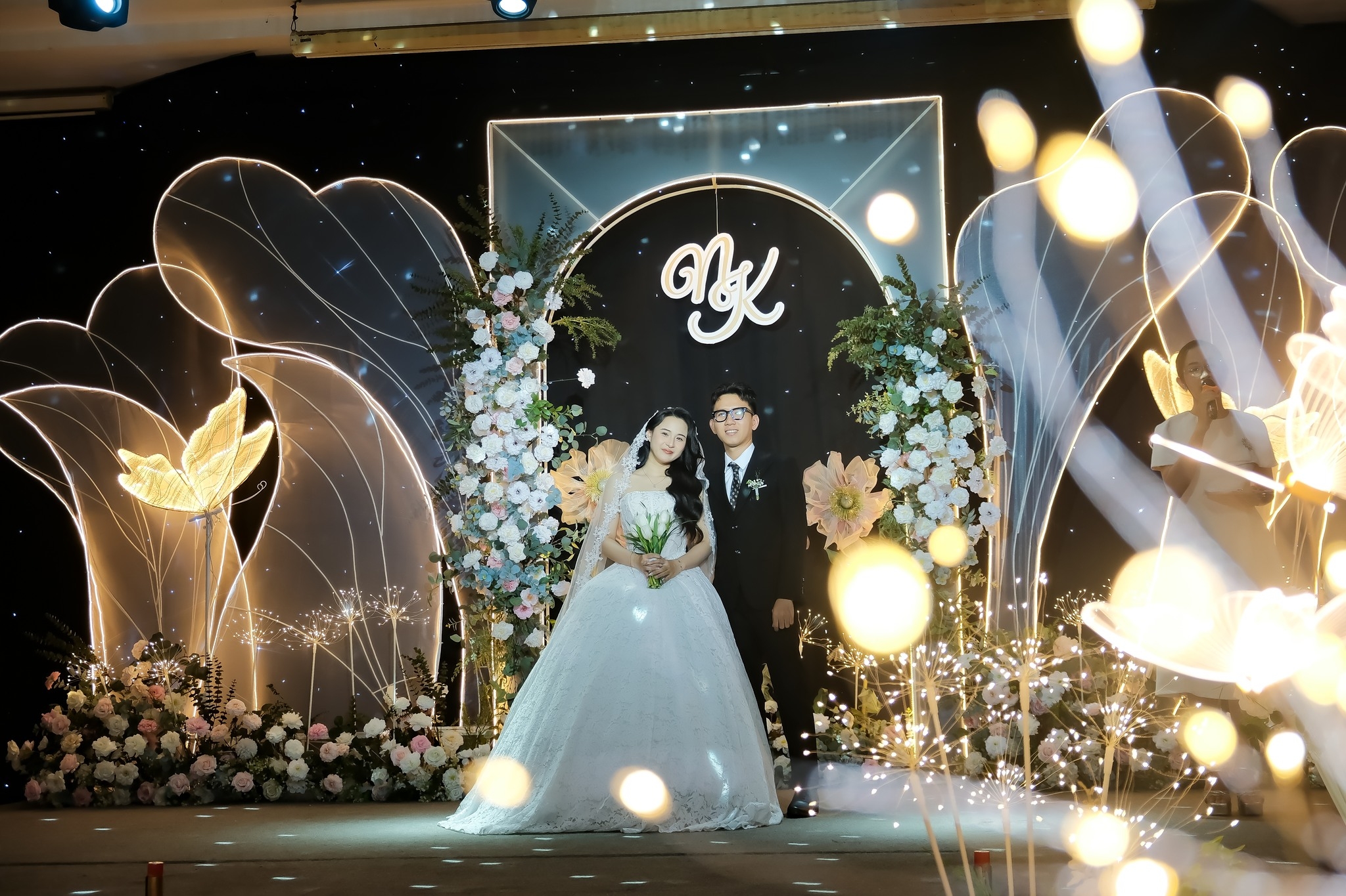 cô dâu chú rể tại sân khấu tiệc sun palace