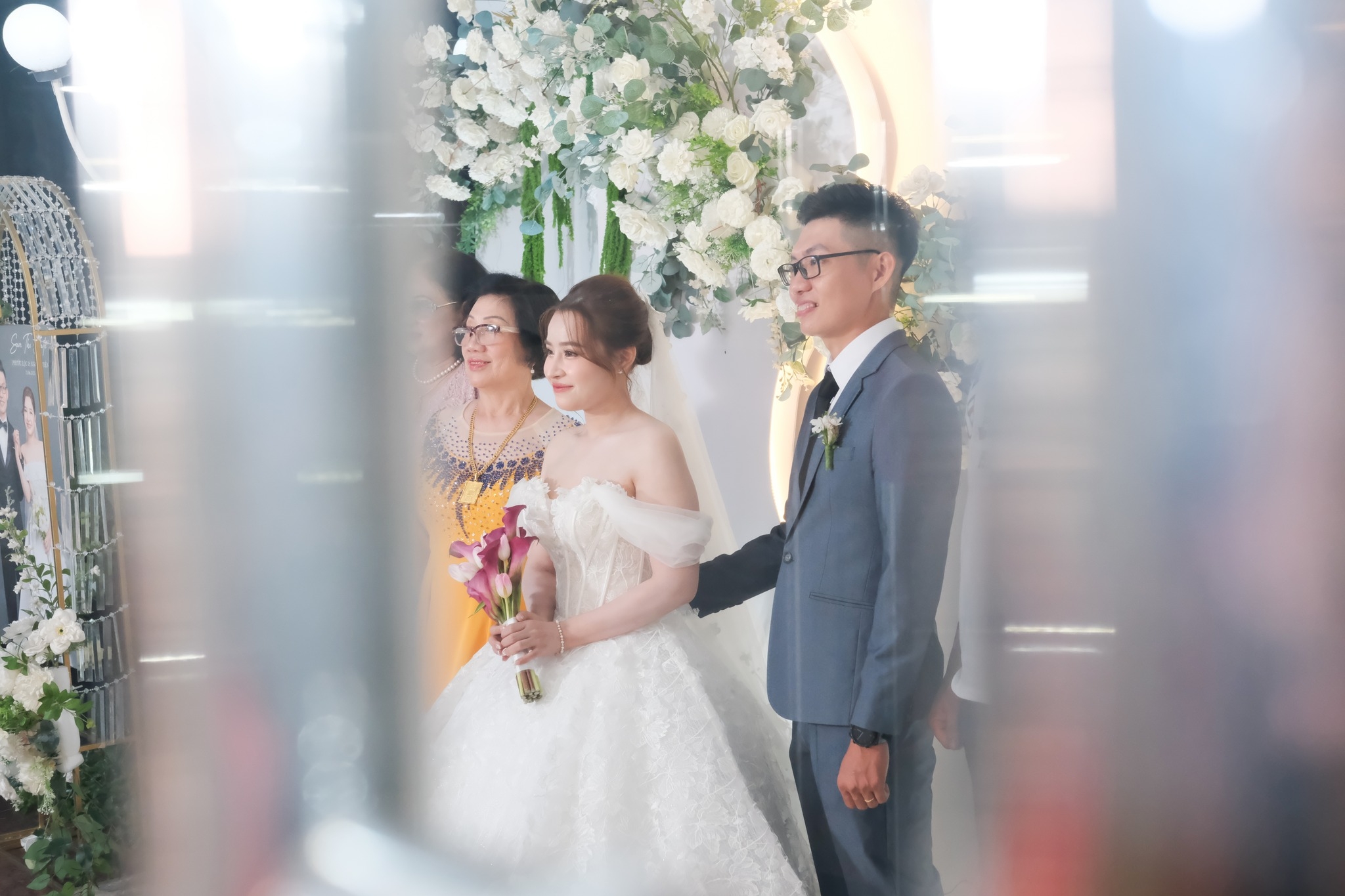 hình ảnh nghệ thuật qua khe cửa trong tiệc cưới phước lộc và ngọc huyền