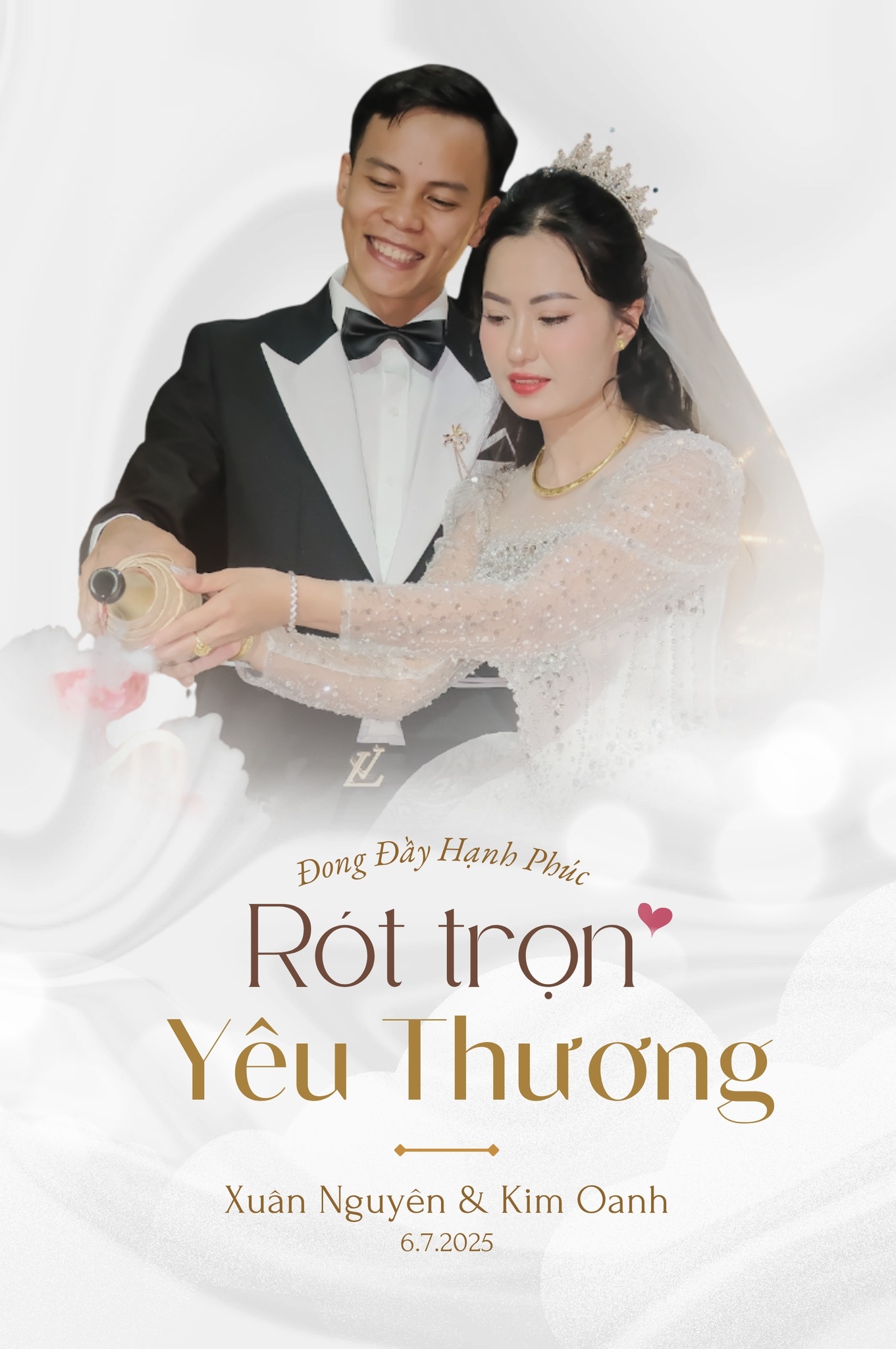 khoảnh khắc rót rượu của cô dâu chú rể