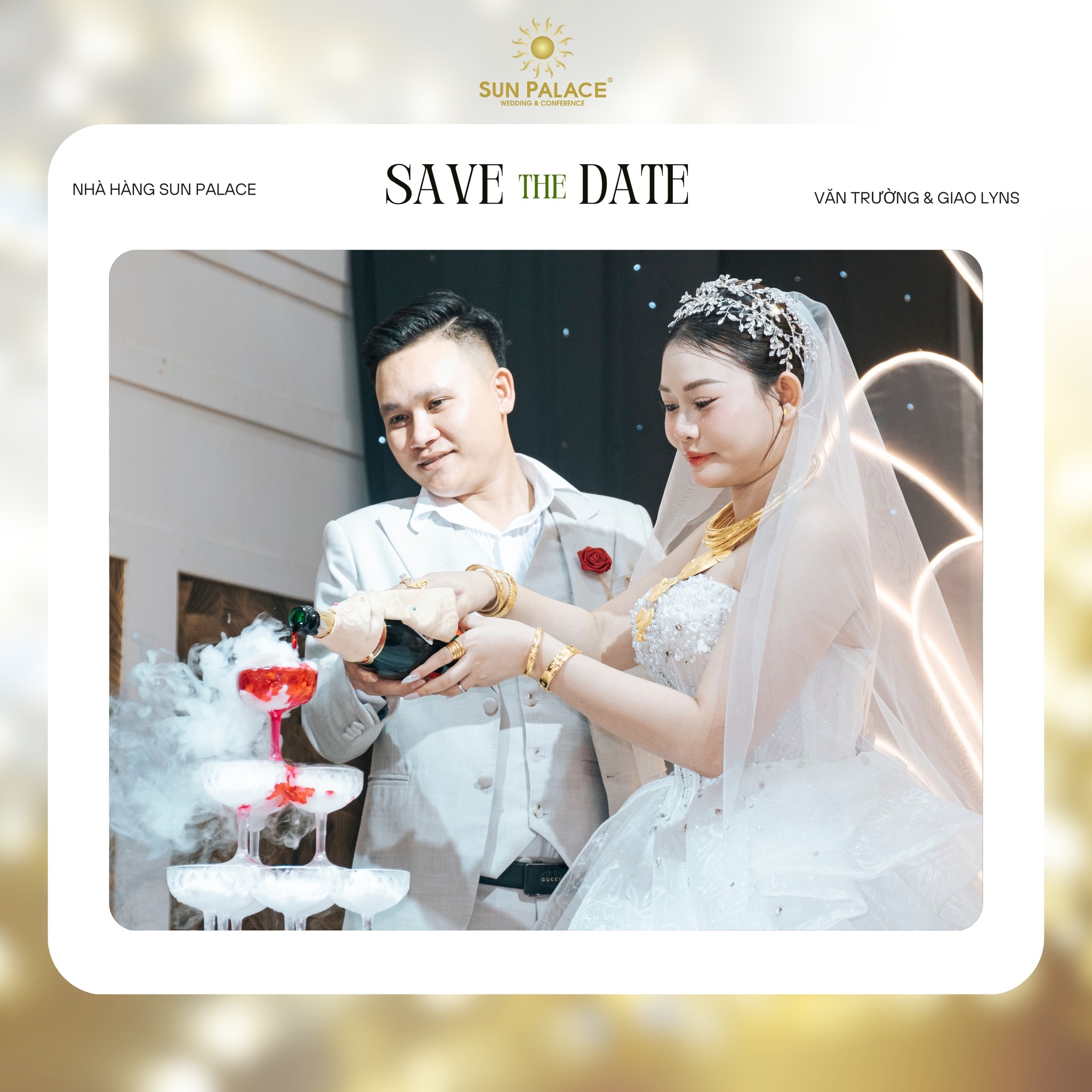 Cặp đôi rót rượu mừng trong tháp ly khói mờ huyền ảo, tạo nên khoảnh khắc đầy cảm xúc trong tiệc cưới tại Sun Palace