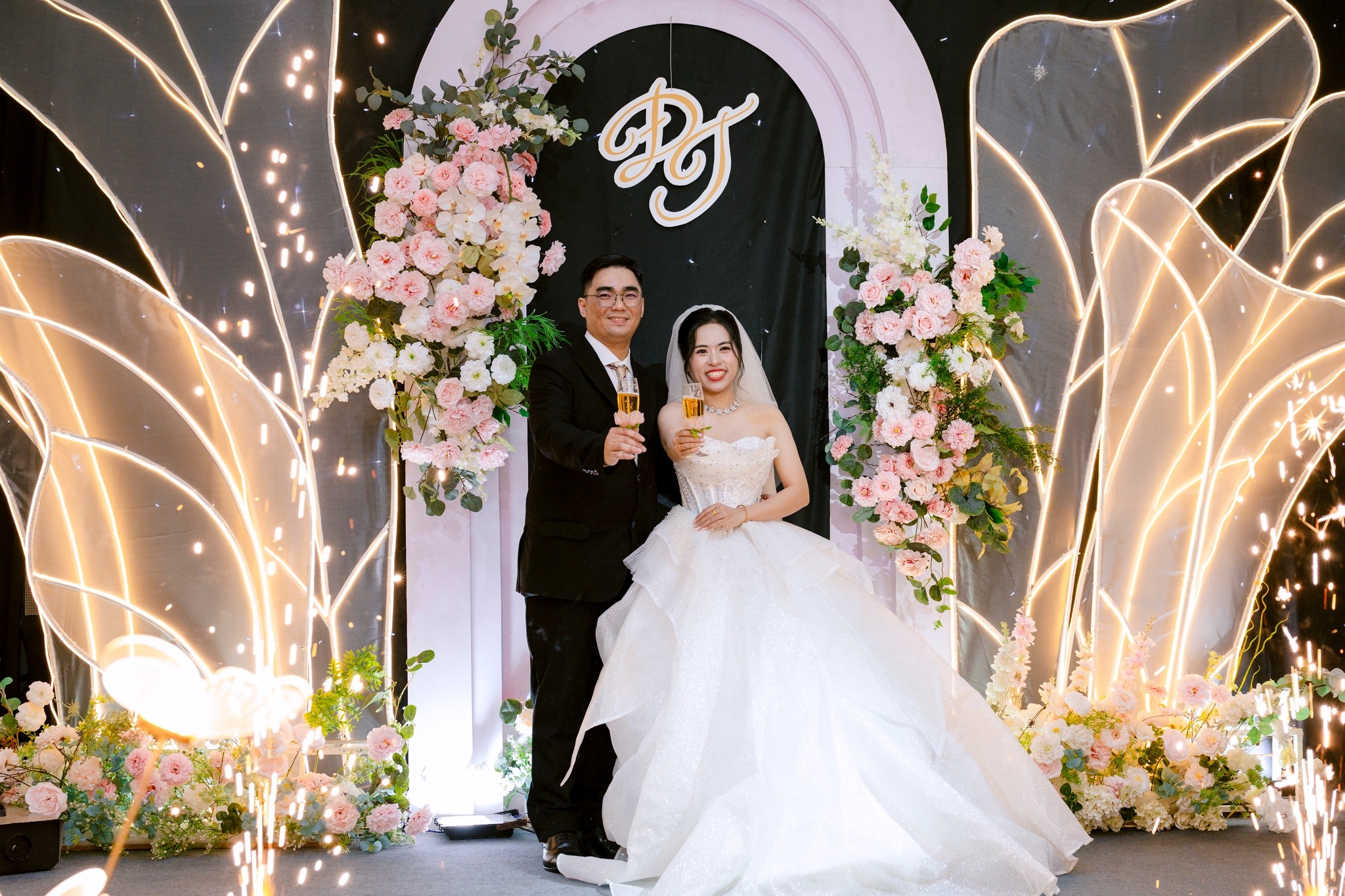 khoảnh khắc uống rượu giao bôi