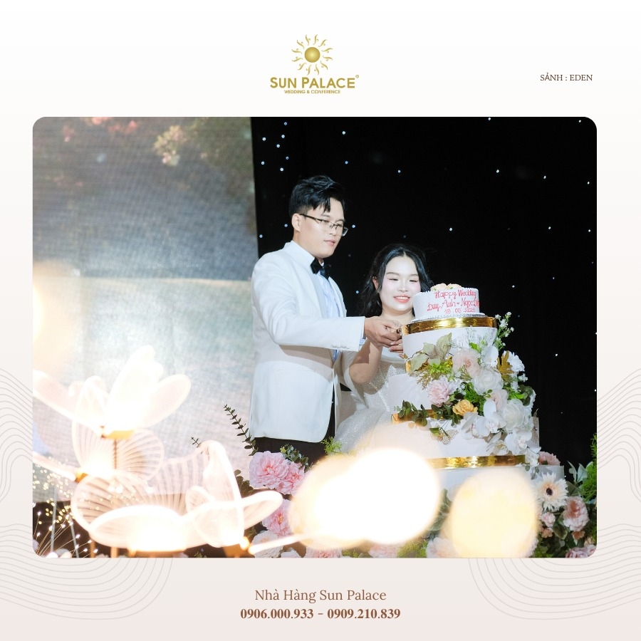 cô dâu chú rể cùng nhau cắt bánh