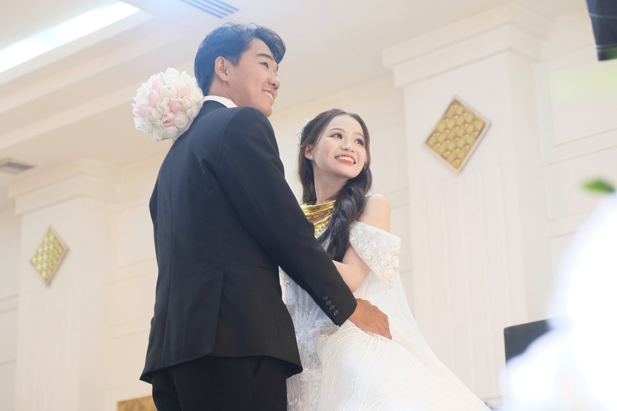 khoảnh khắc hạnh phúc của cô dâu chú rể