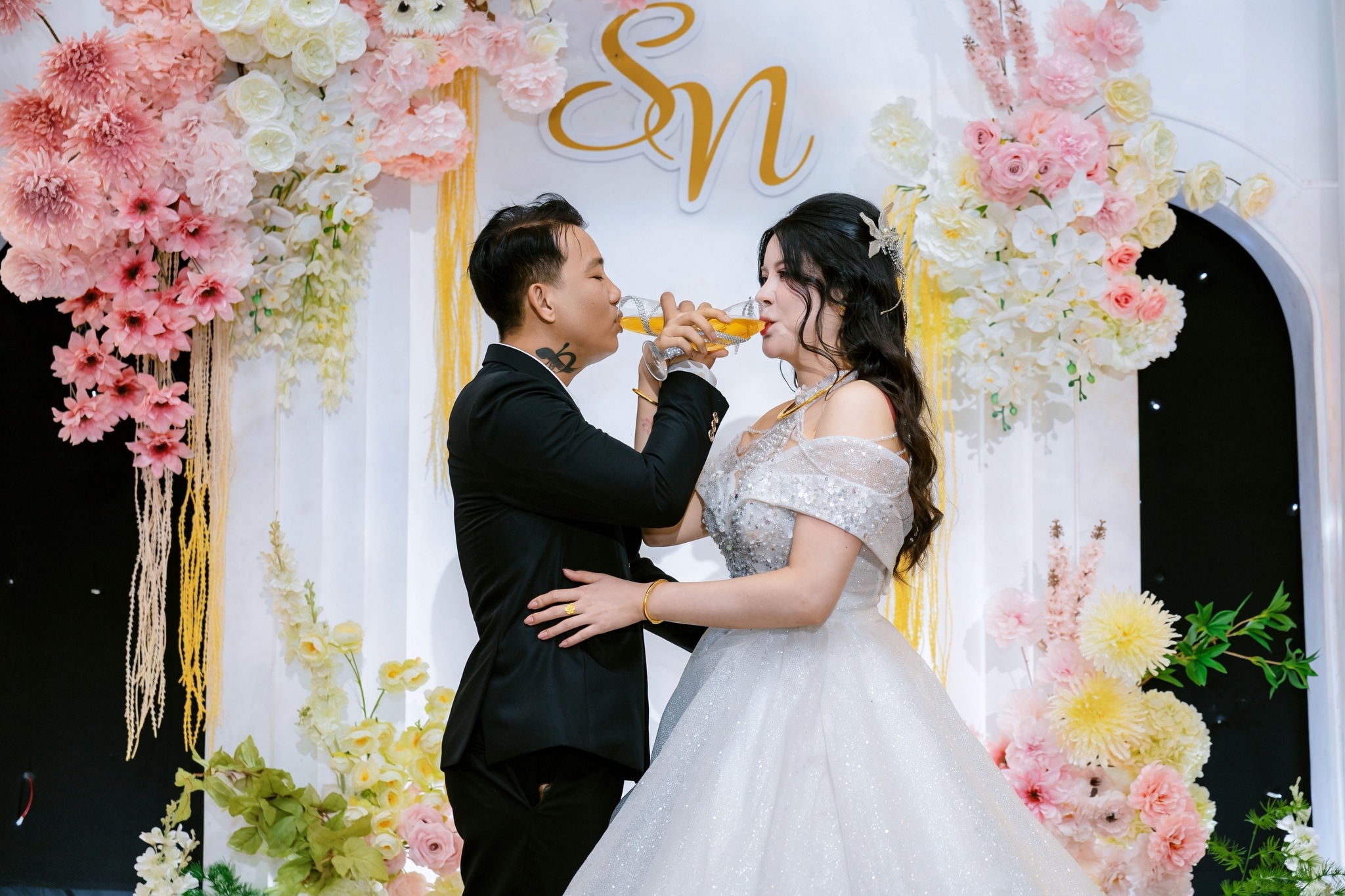 khoảnh khắc uống rượu giao bôi