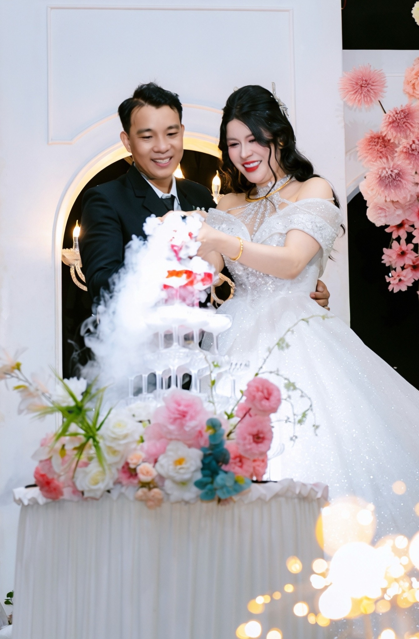 cô dâu chú rể rót rượu uyên ương