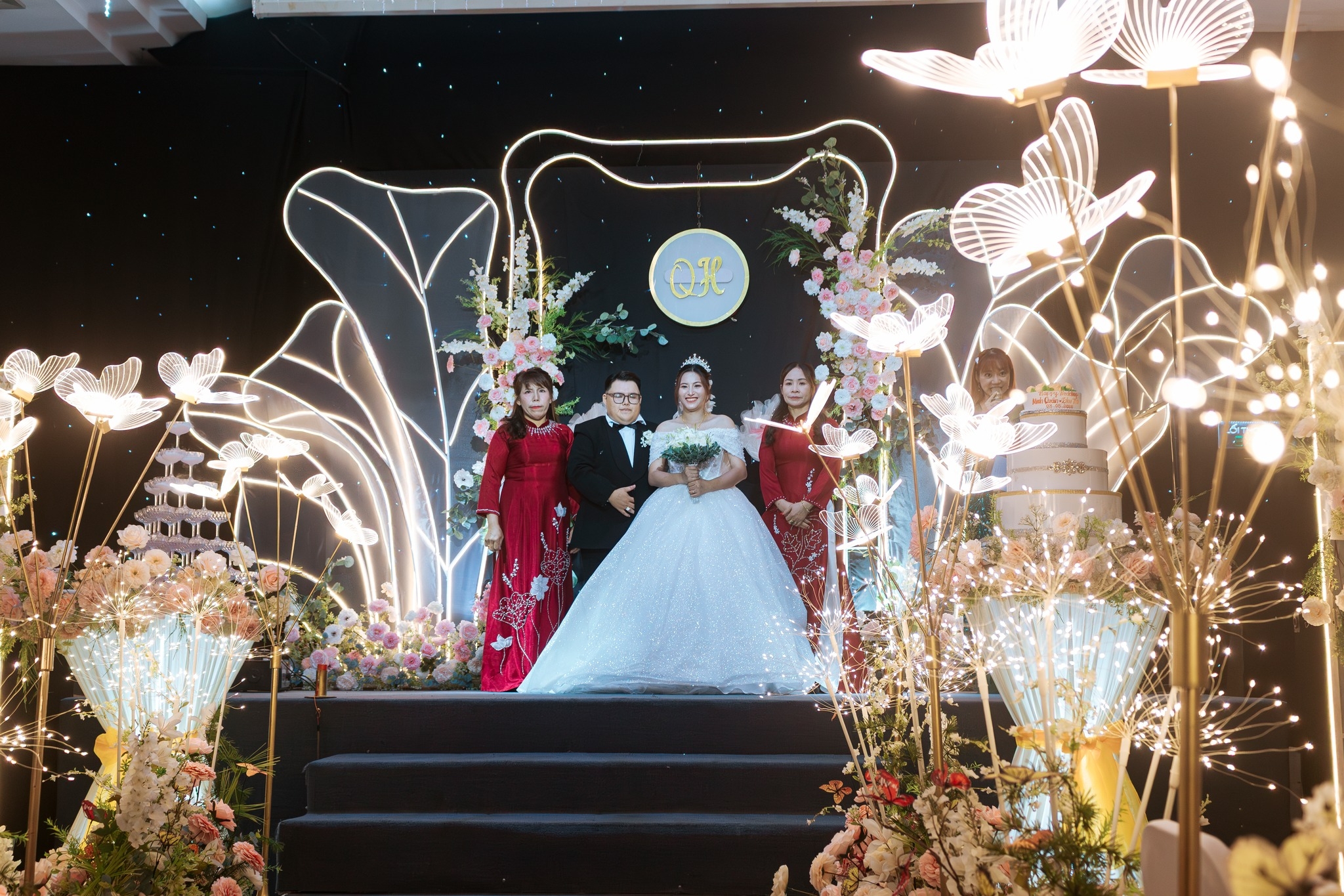 Không gian tiệc cưới đậm chất hoàng gia với ánh sáng vàng sang trọng, tạo cảm giác ấm cúng và lộng lẫy