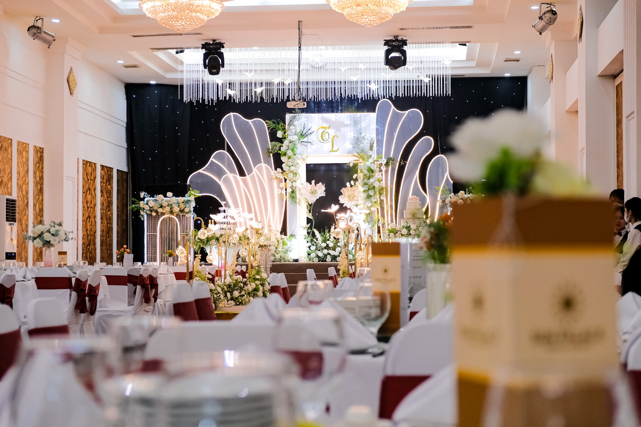 Không gian sảnh tiệc cưới sang trọng tại Sun Palace với bàn tiệc bày trí tinh tế và sân khấu nổi bật