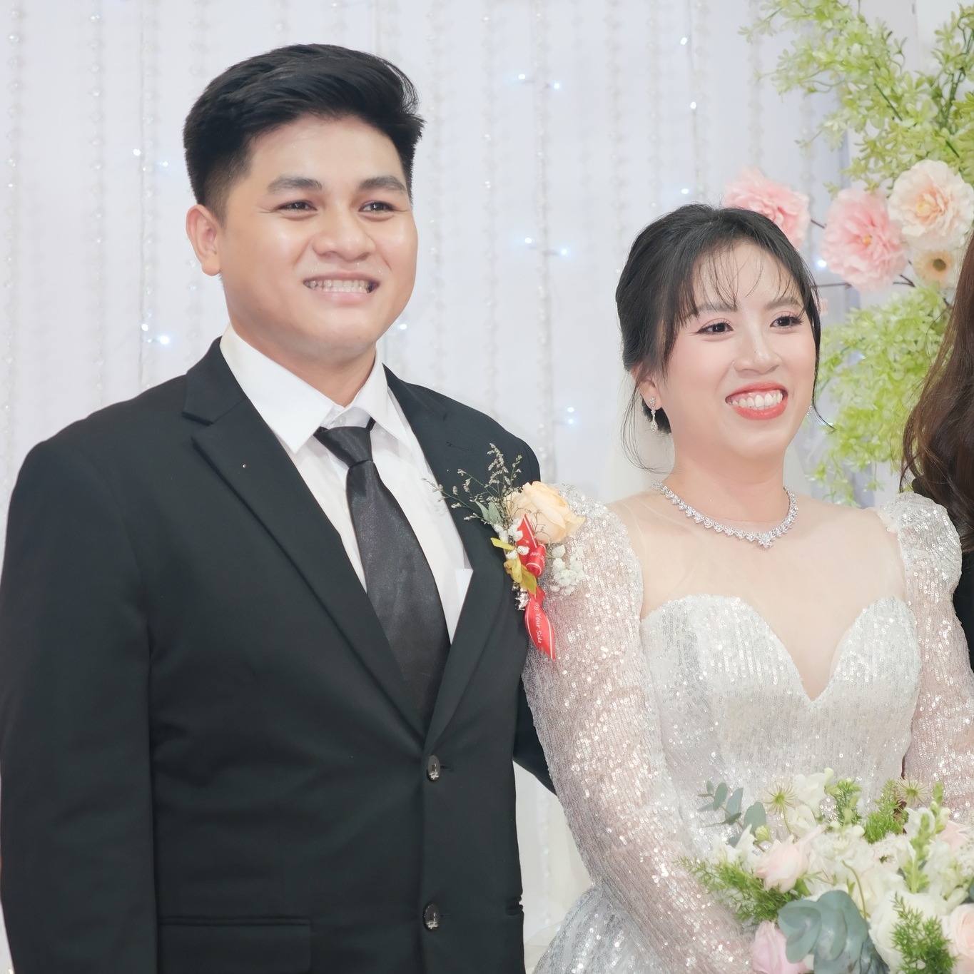 cô dâu chú rể chụp ảnh cùng khách 2