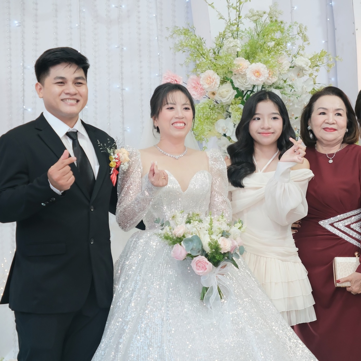cô dâu chú rể chụp ảnh cùng khách 4