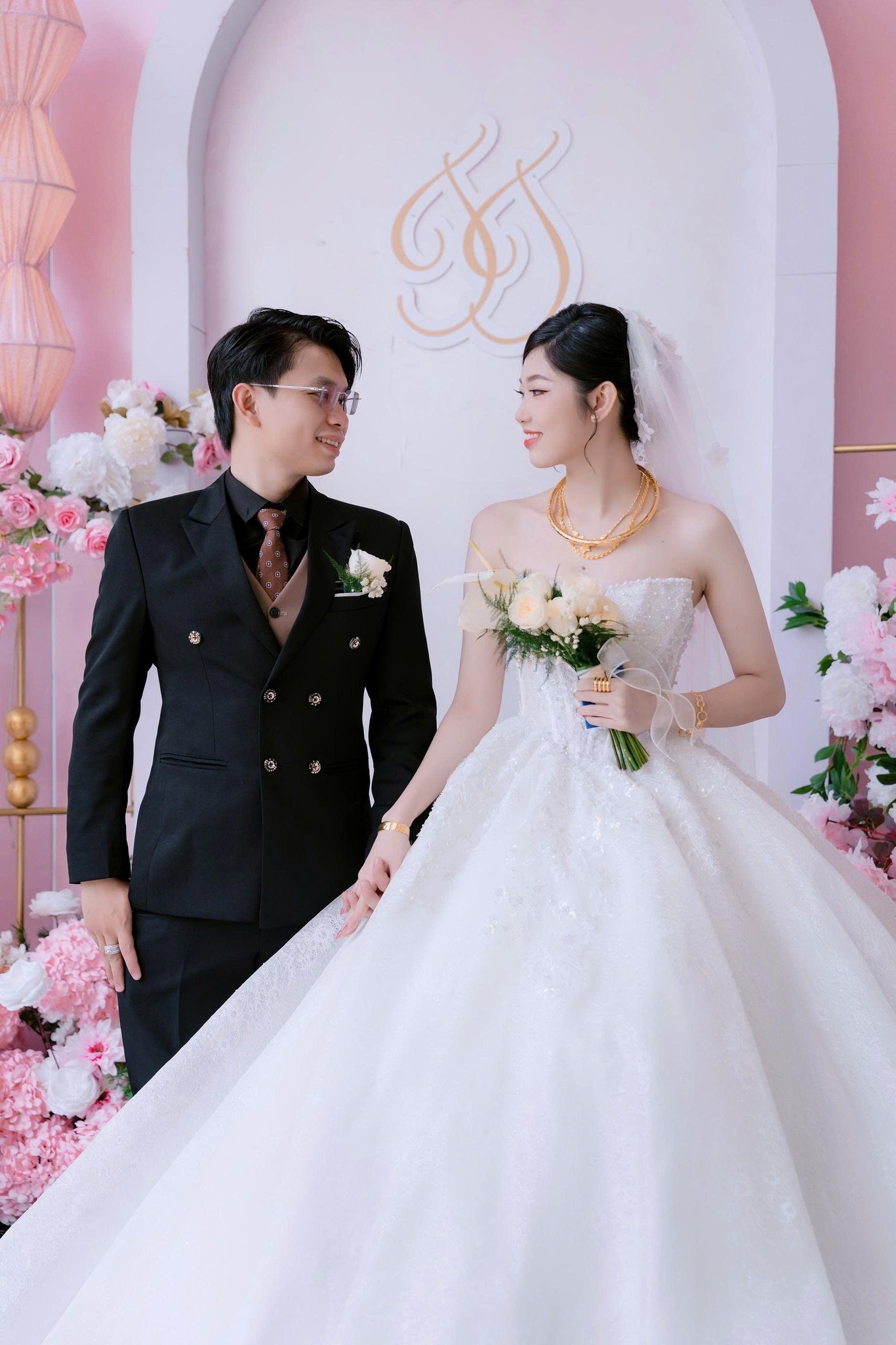 cô dâu chú rể chụp ảnh cùng nhau