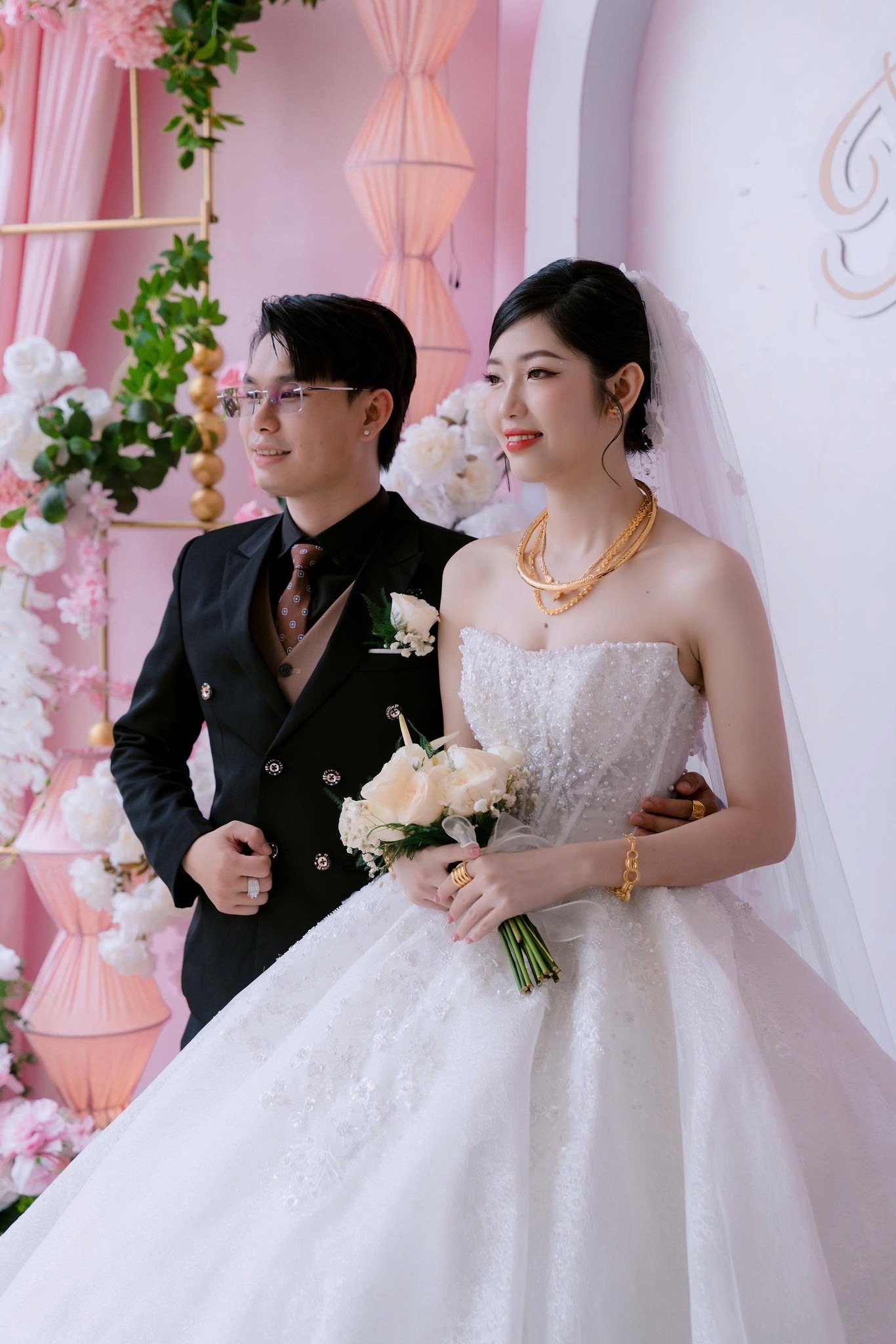 cô dâu chú rể bên backdrop hồng tại sun palace