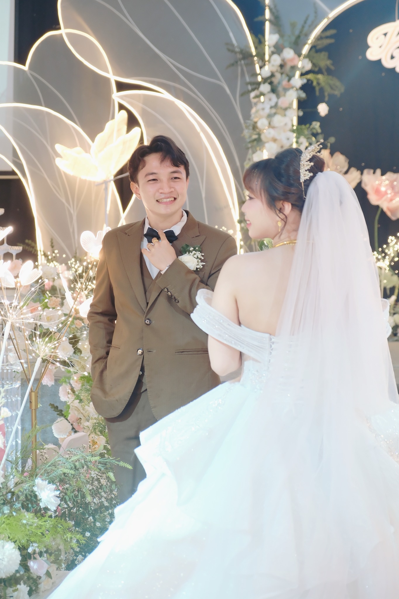 chú rể đang nhìn ngắm cô dâu 