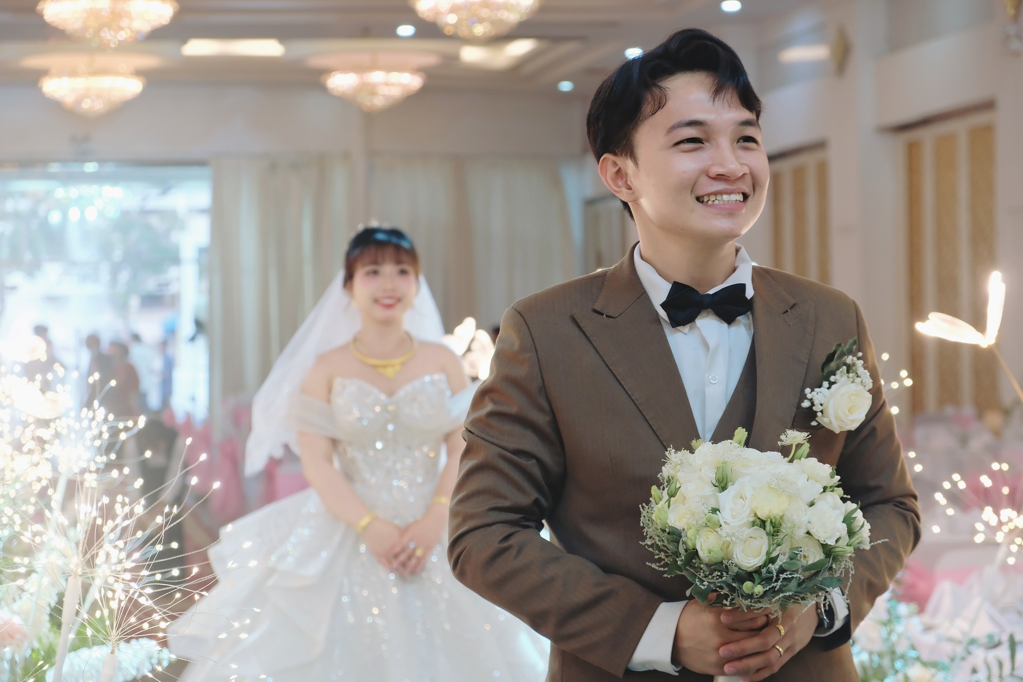 cô dâu chú rể chụp ảnh cùng nhau