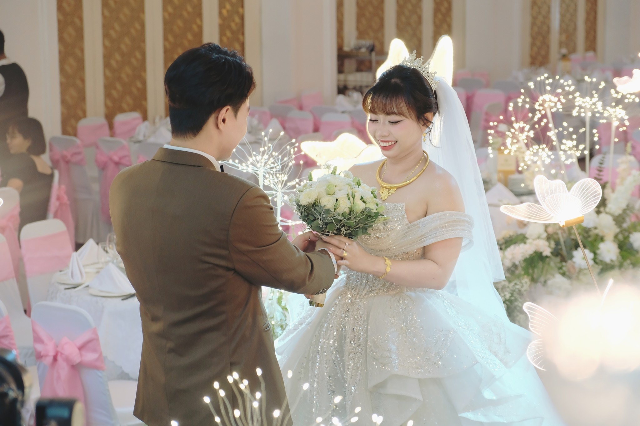 cô dâu chú rể trao hoa cho nhau