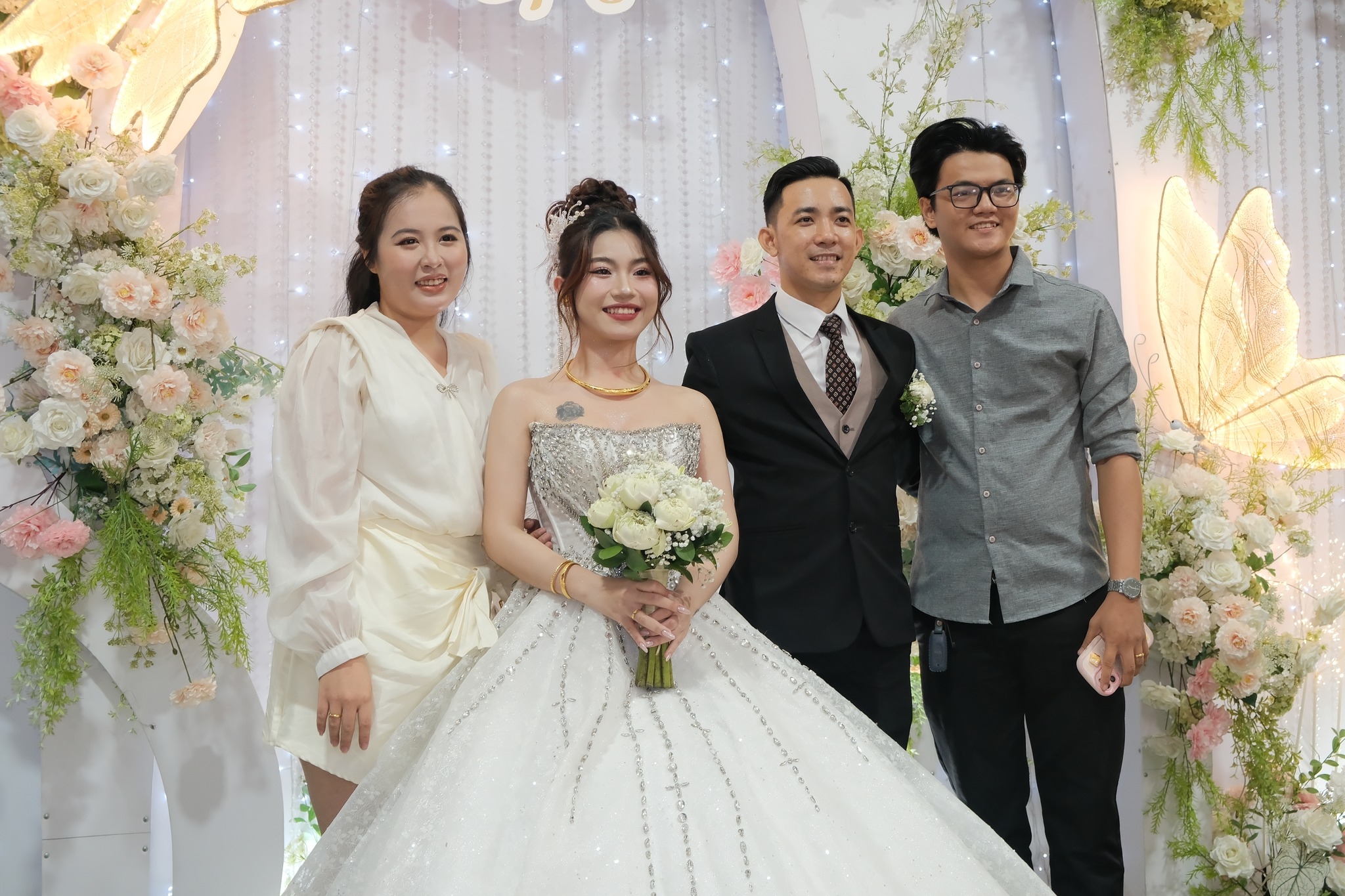 cô dâu chú rể chụp hình với khách