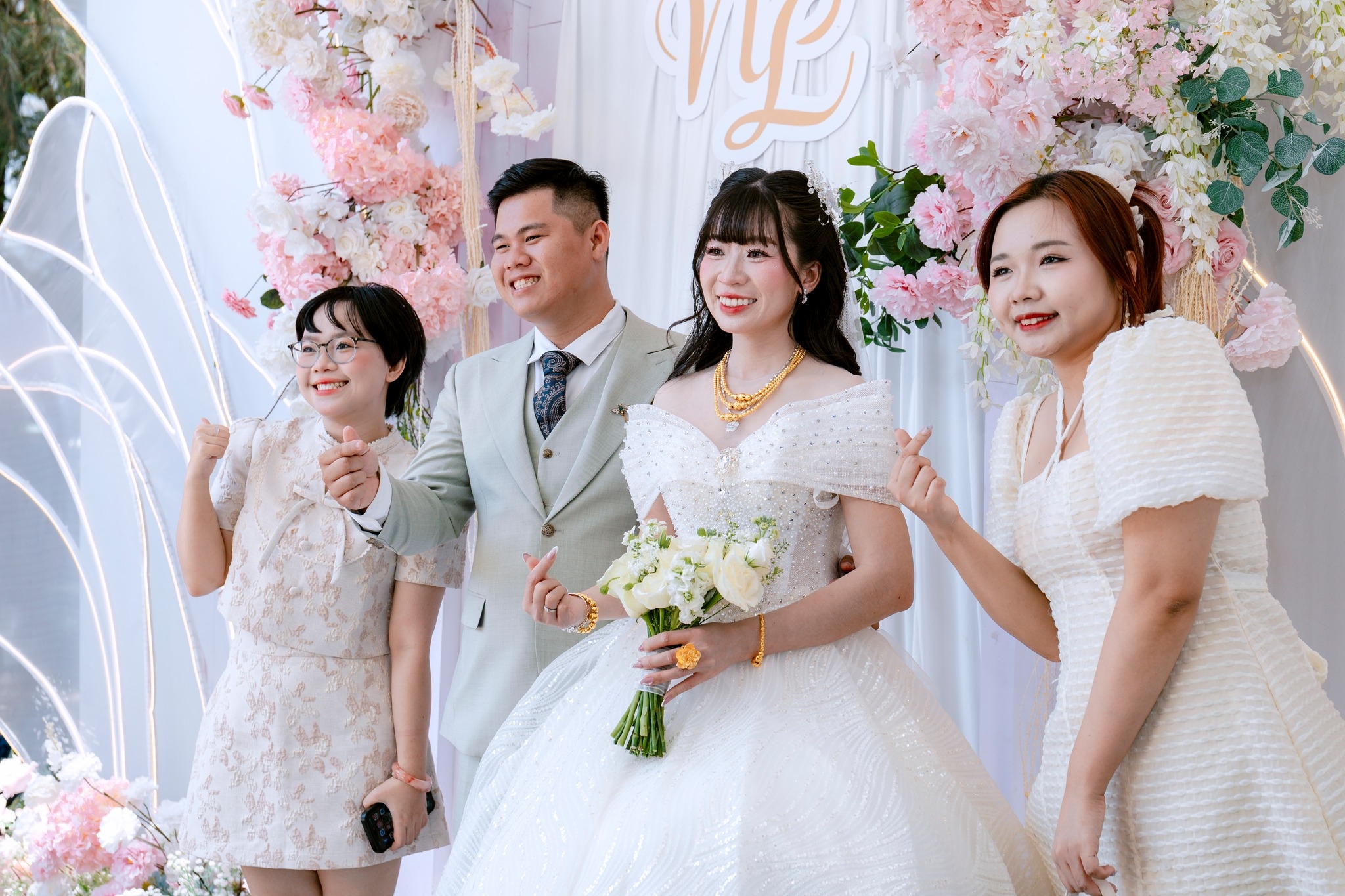 cô dâu chú rể chụp ảnh cùng bạn bè