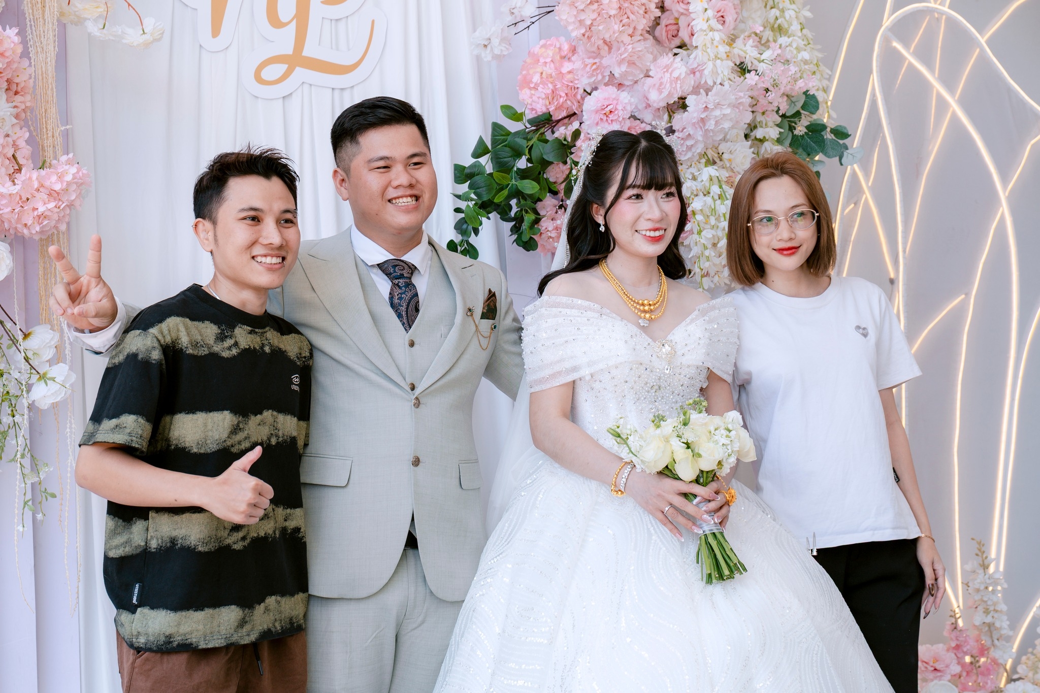 cô dâu chú rể chụp ảnh cùng bạn bè 2