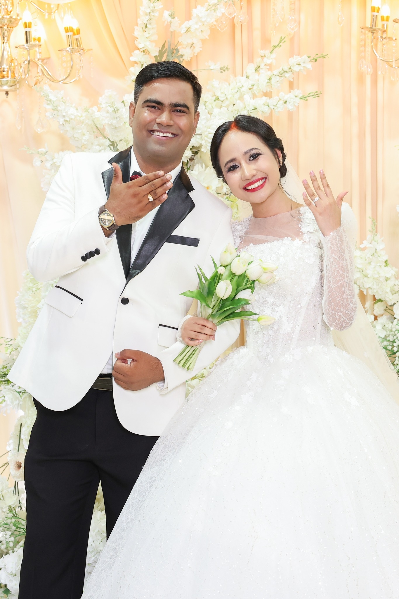 cô dâu chú rể chụp ảnh cùng nhau 1