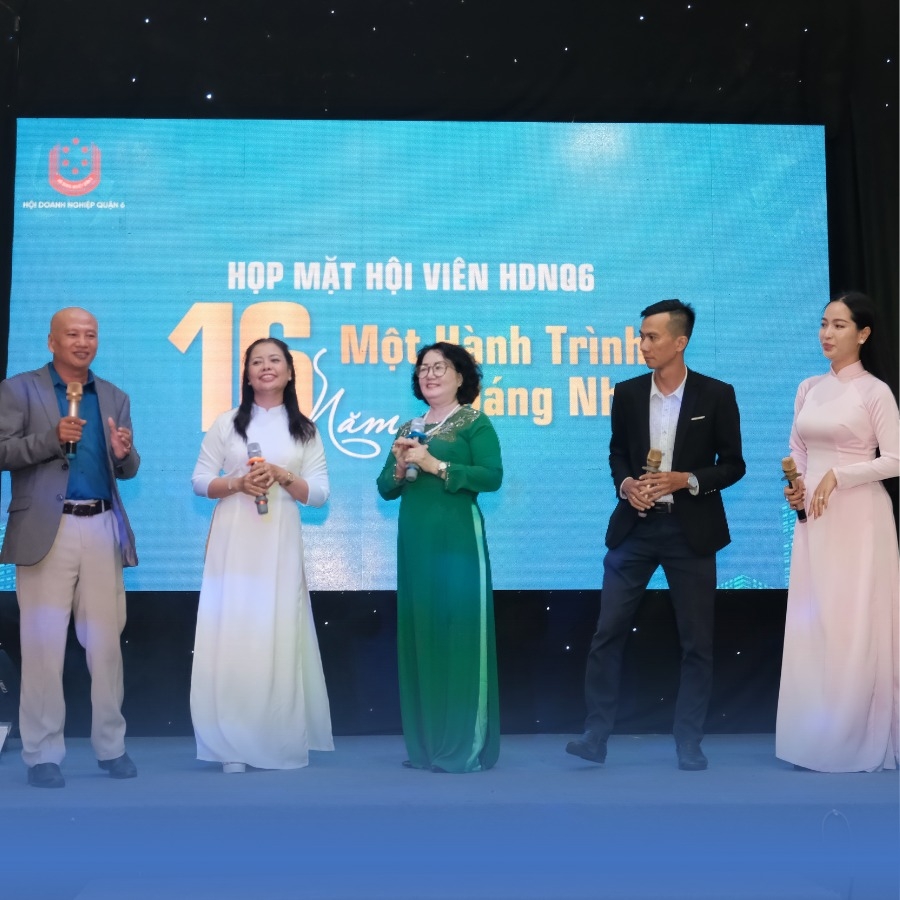 các thành viên đang tham gia văn nghệ