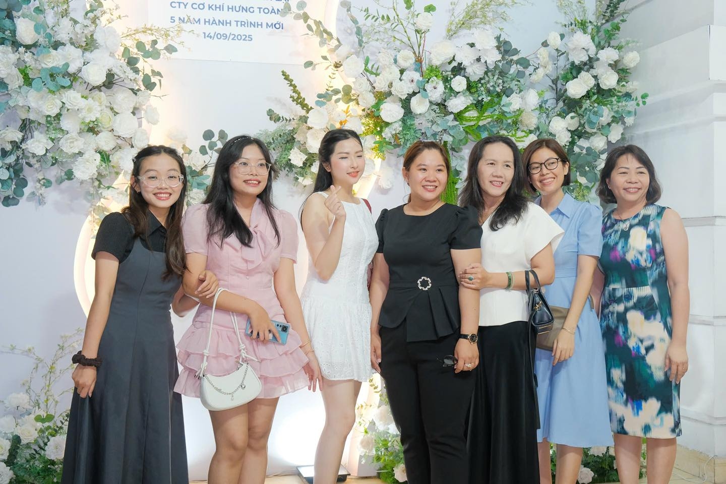 nhân viên công ty hưng toàn chụp ảnh tại sun palace