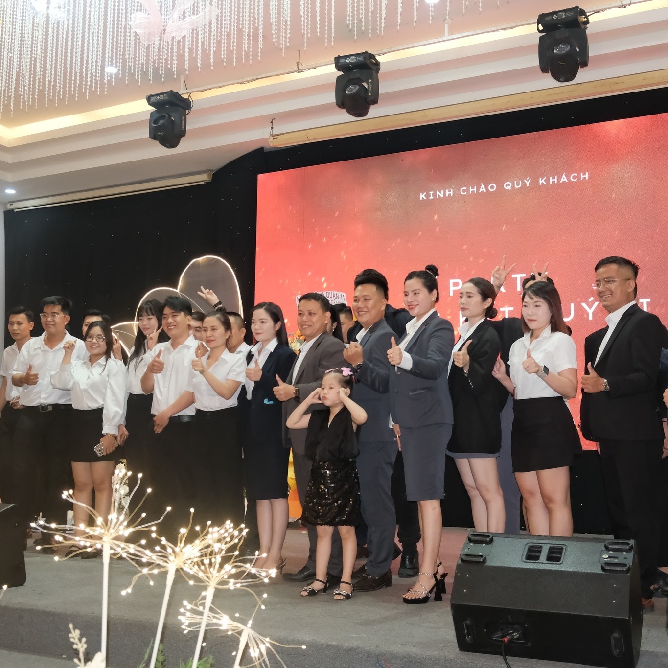 toàn thể nhân viên tập đoàn Hoàng Kim chụp ảnh checkin