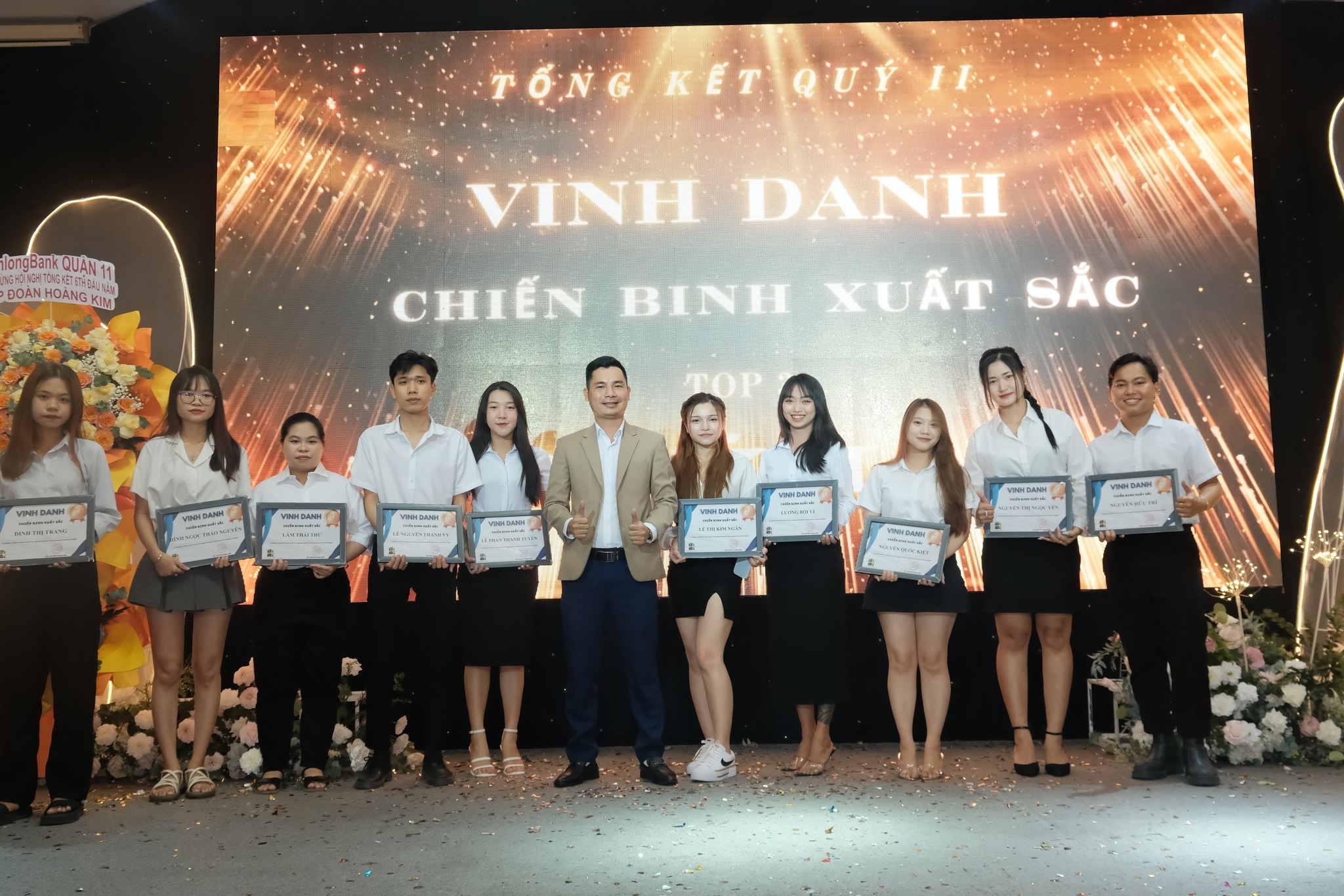ảnh chụp lưu niệm trao giải 2