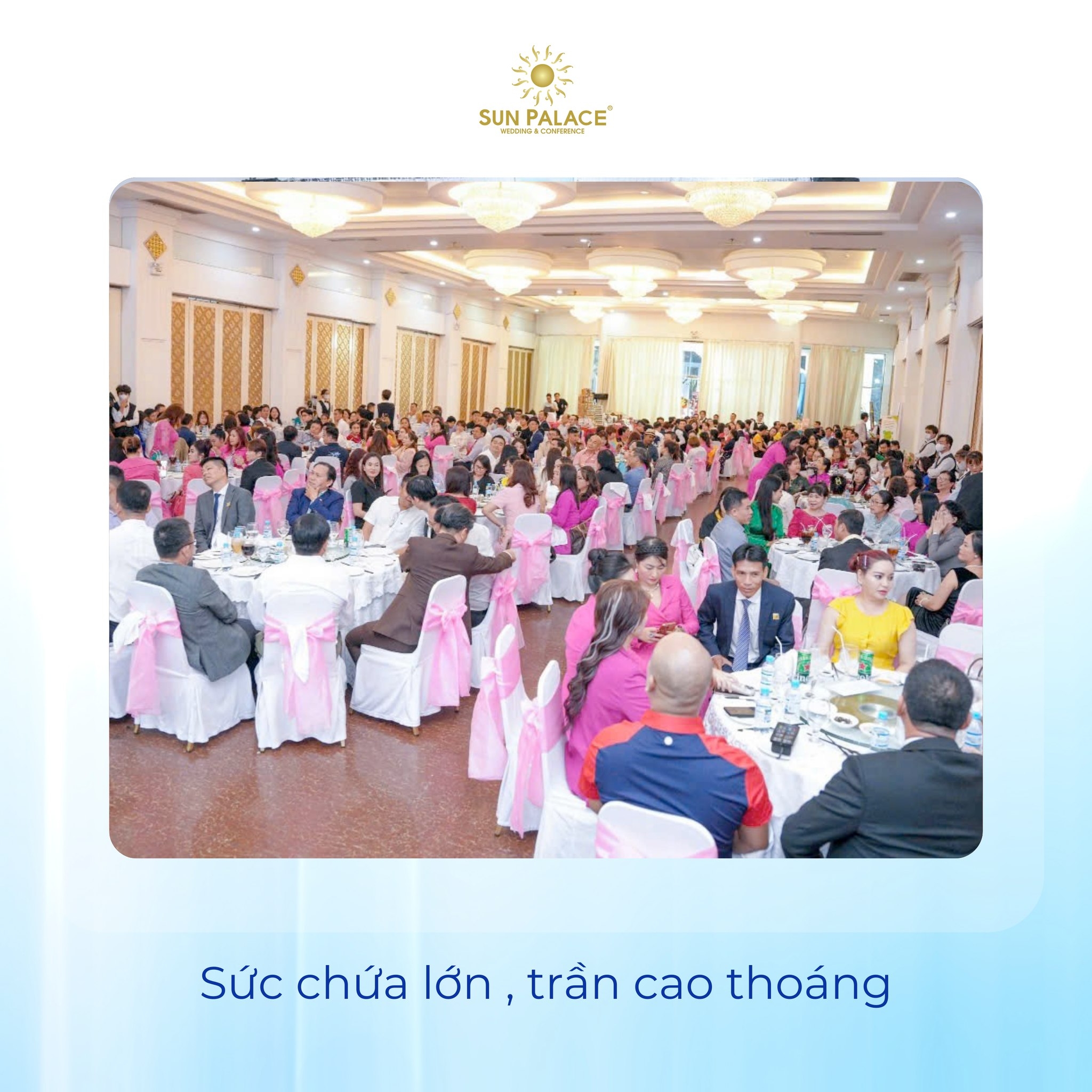 Không gian hội trường Sun Palace với sức chứa lớn, bàn tiệc phủ khăn trắng – ghế nơ hồng, trần cao và ánh sáng trang nhã